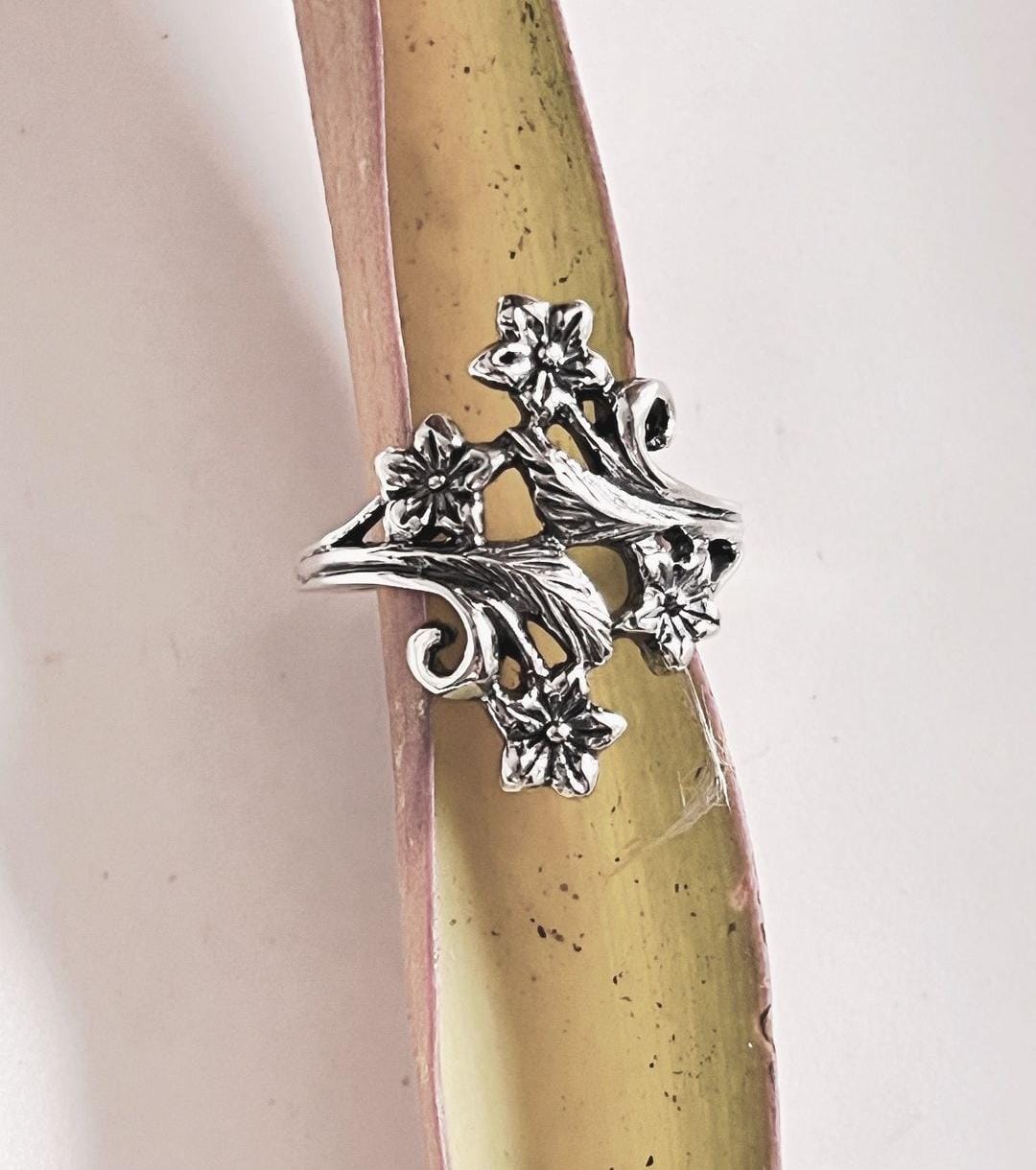 Sophisticated forest-themed vintage 925 silver ring with intricate details