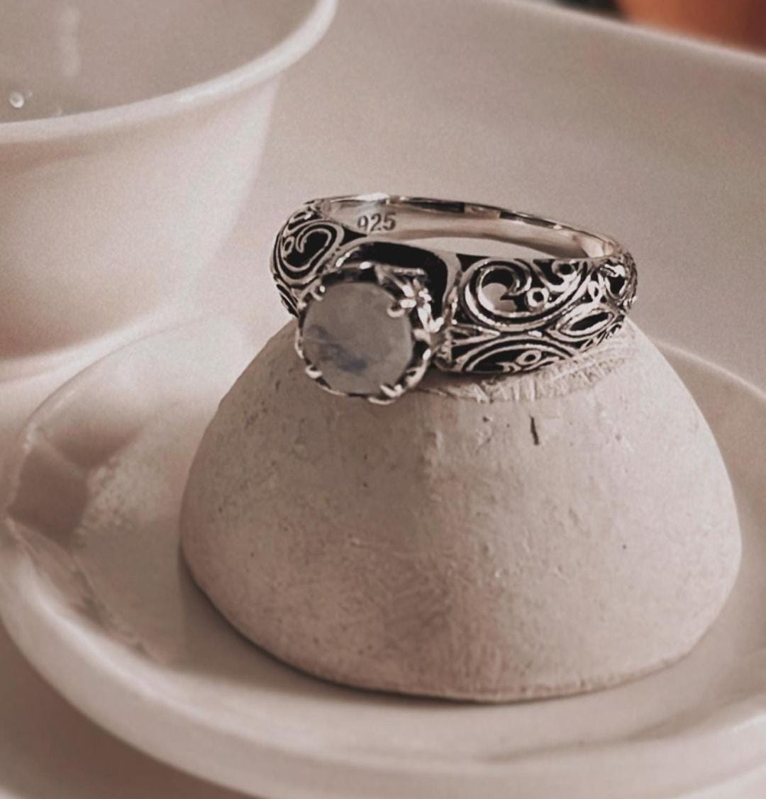 Elegant vintage moonstone solitaire silver ring