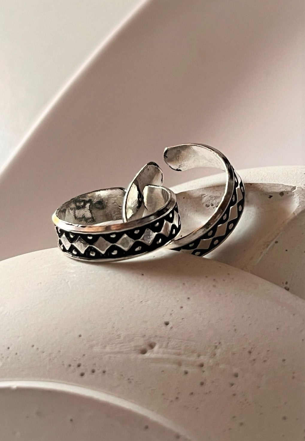 Elegant tribal dot design toe ring in pure silver