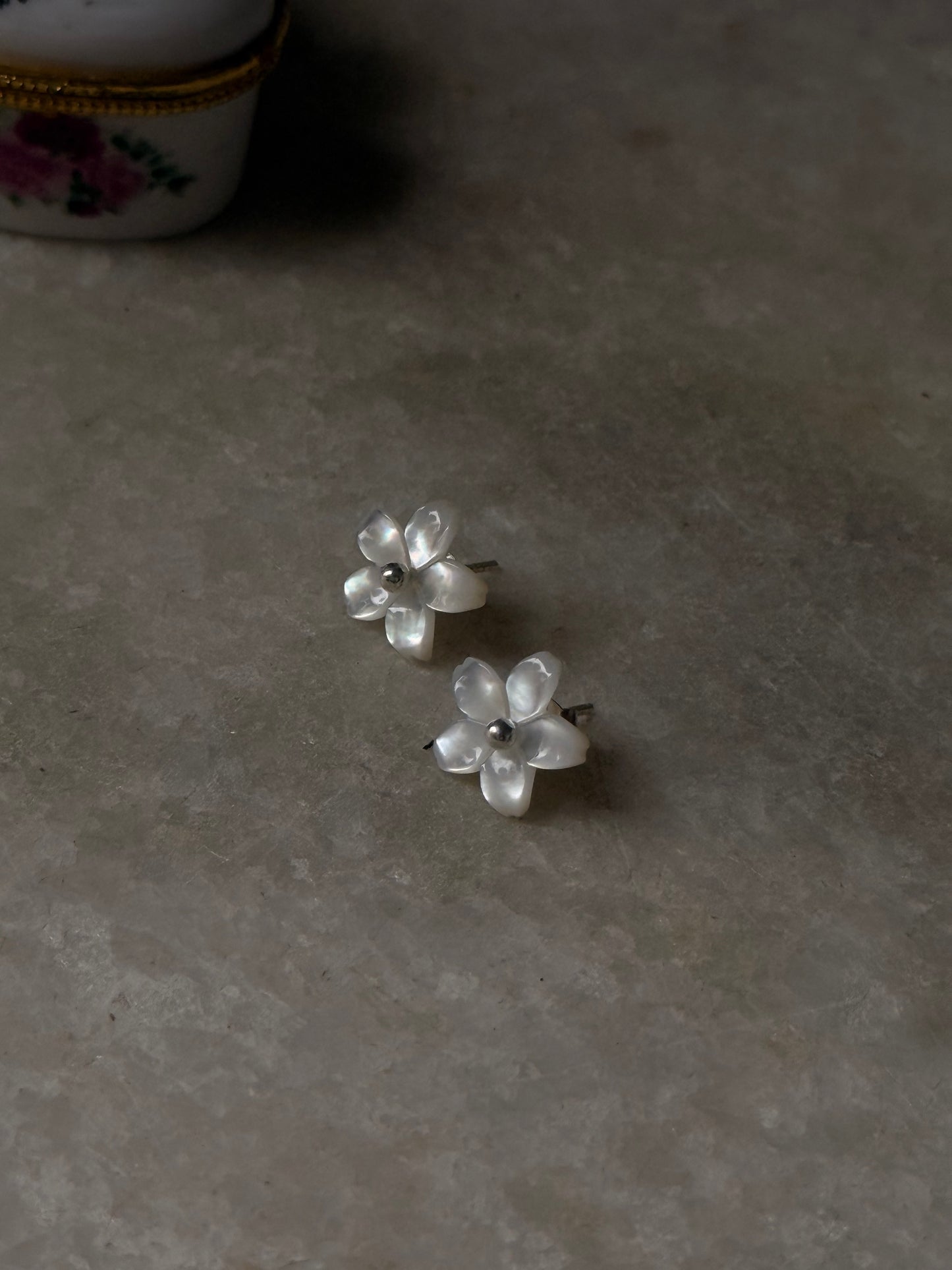 925 Sterling Silver Mother of Pearl Flower Carved Studs