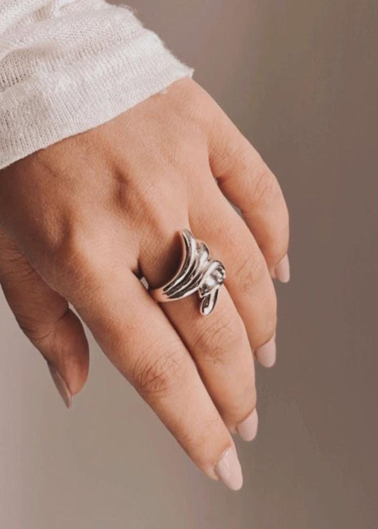 Elegant 925 Sterling Silver Ring with Motif Sculpture Knot Design