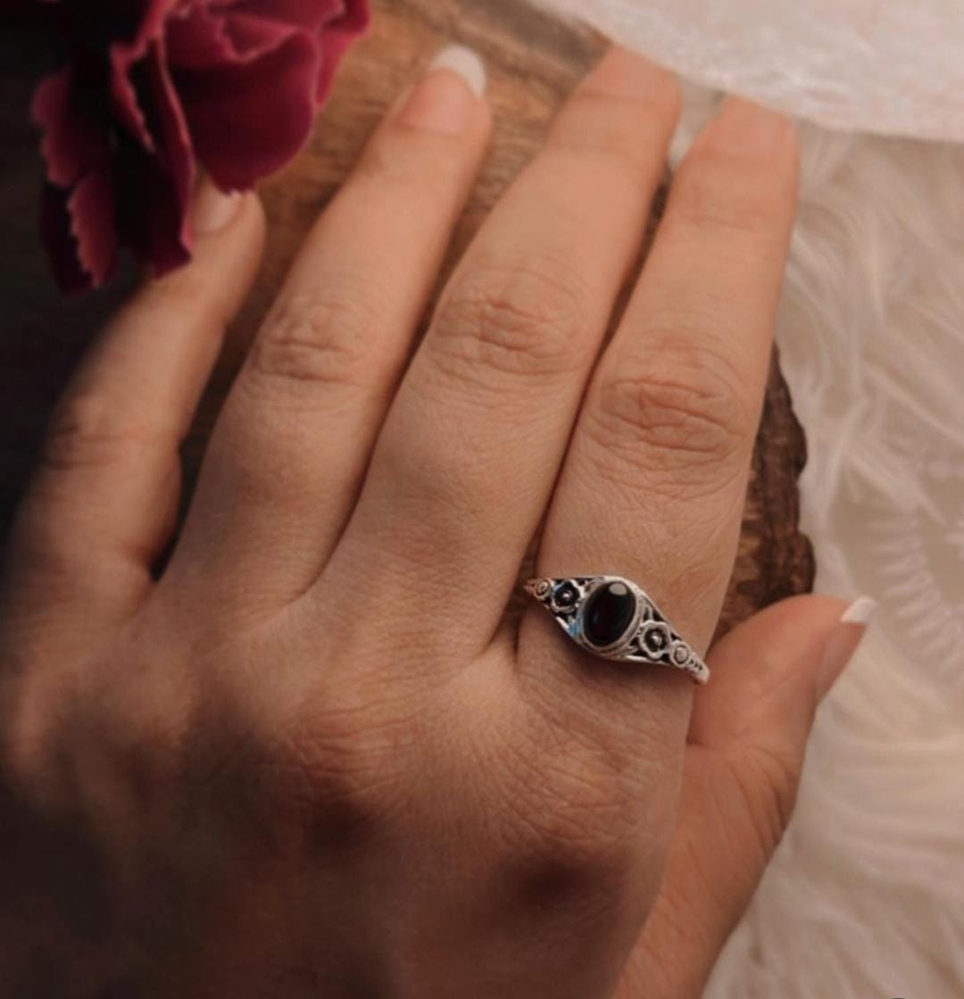 Charming black onyx flower ring in sterling silver with detailed craftsmanship.