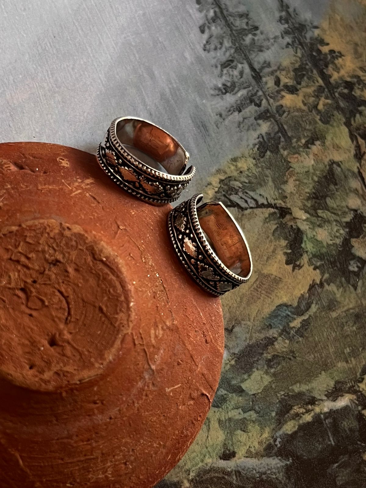 Traditional tribal Rawa silver toe ring with an antique touch.