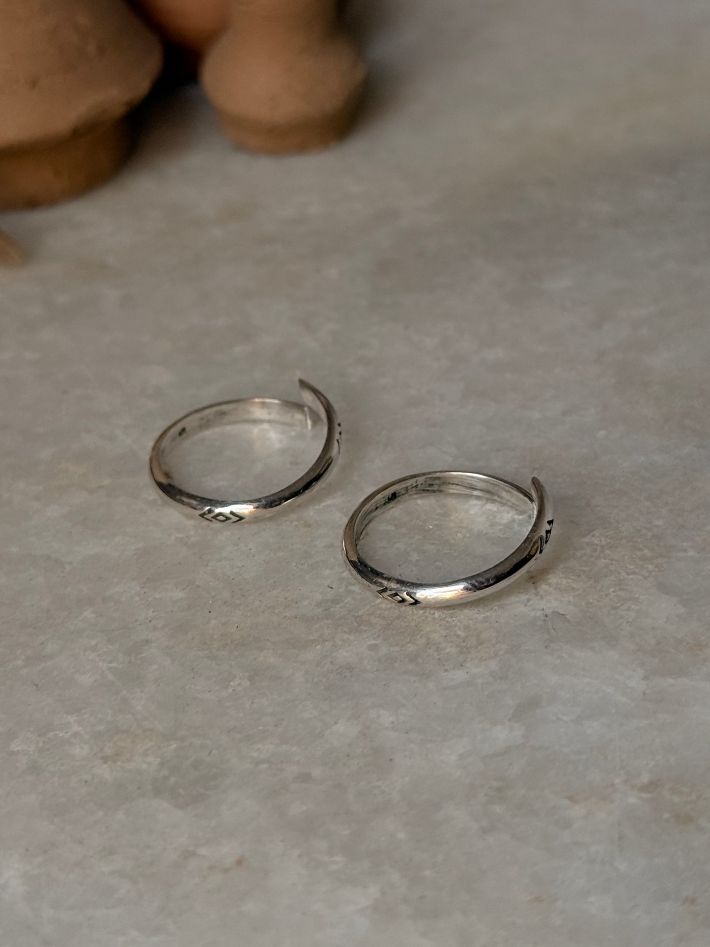 925 Sterling Silver V Tribal Engraved ii Toe Ring