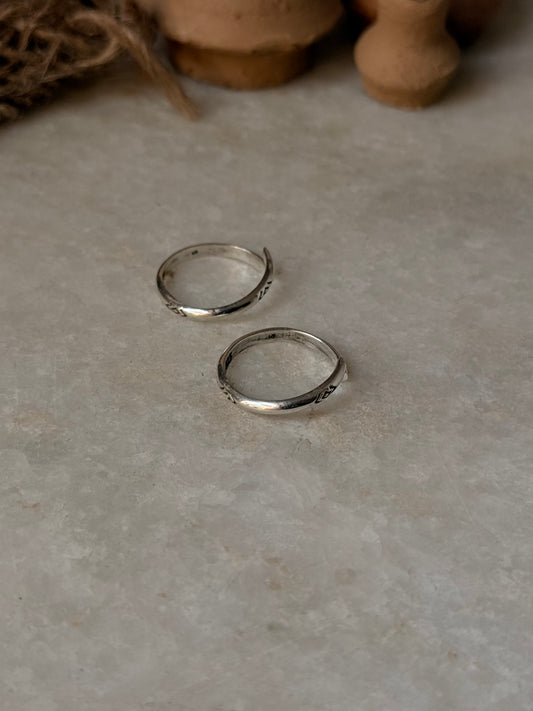 925 Sterling Silver V Tribal Engraved ii Toe Ring
