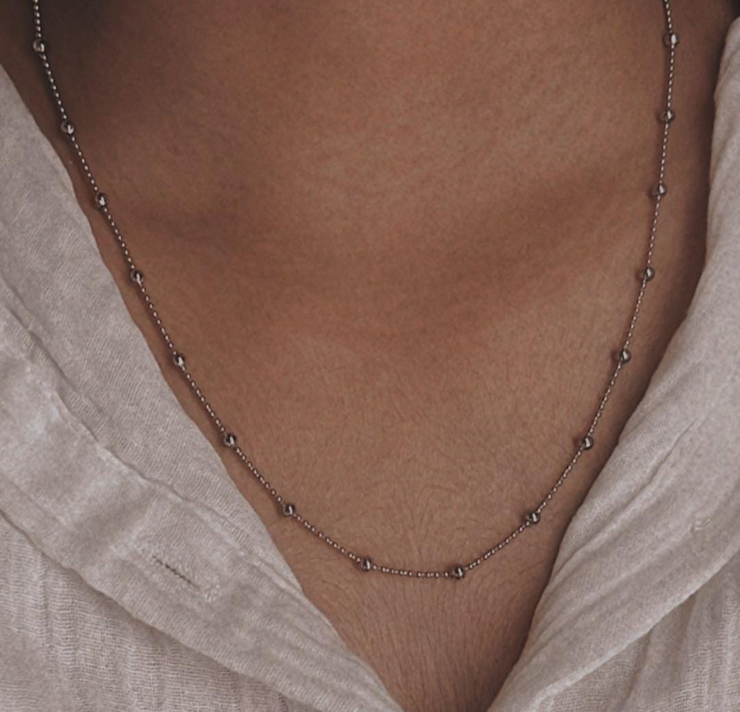 Delicate satellite silver chain with dotted details