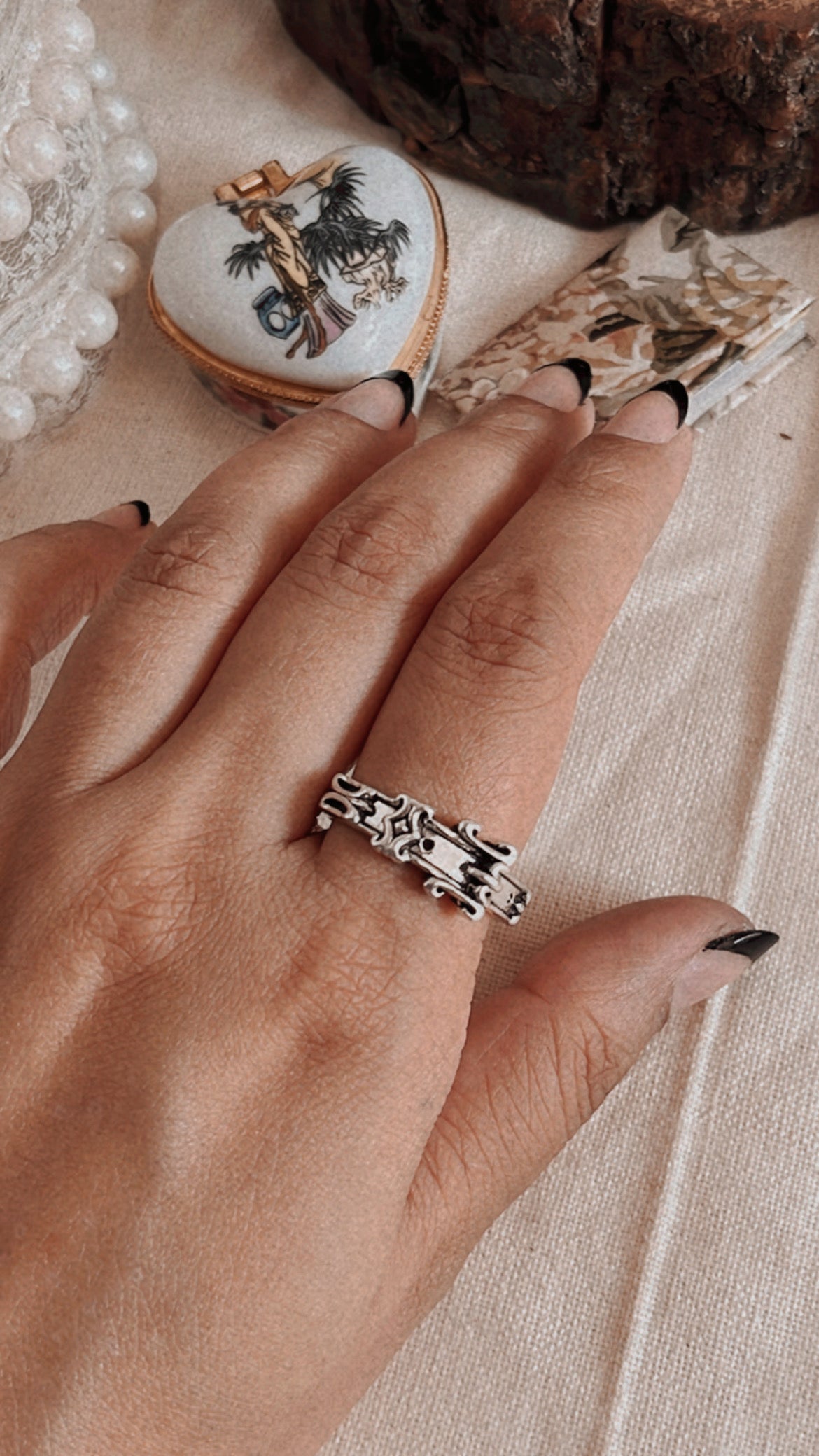 Antique-inspired silver ring with belt design