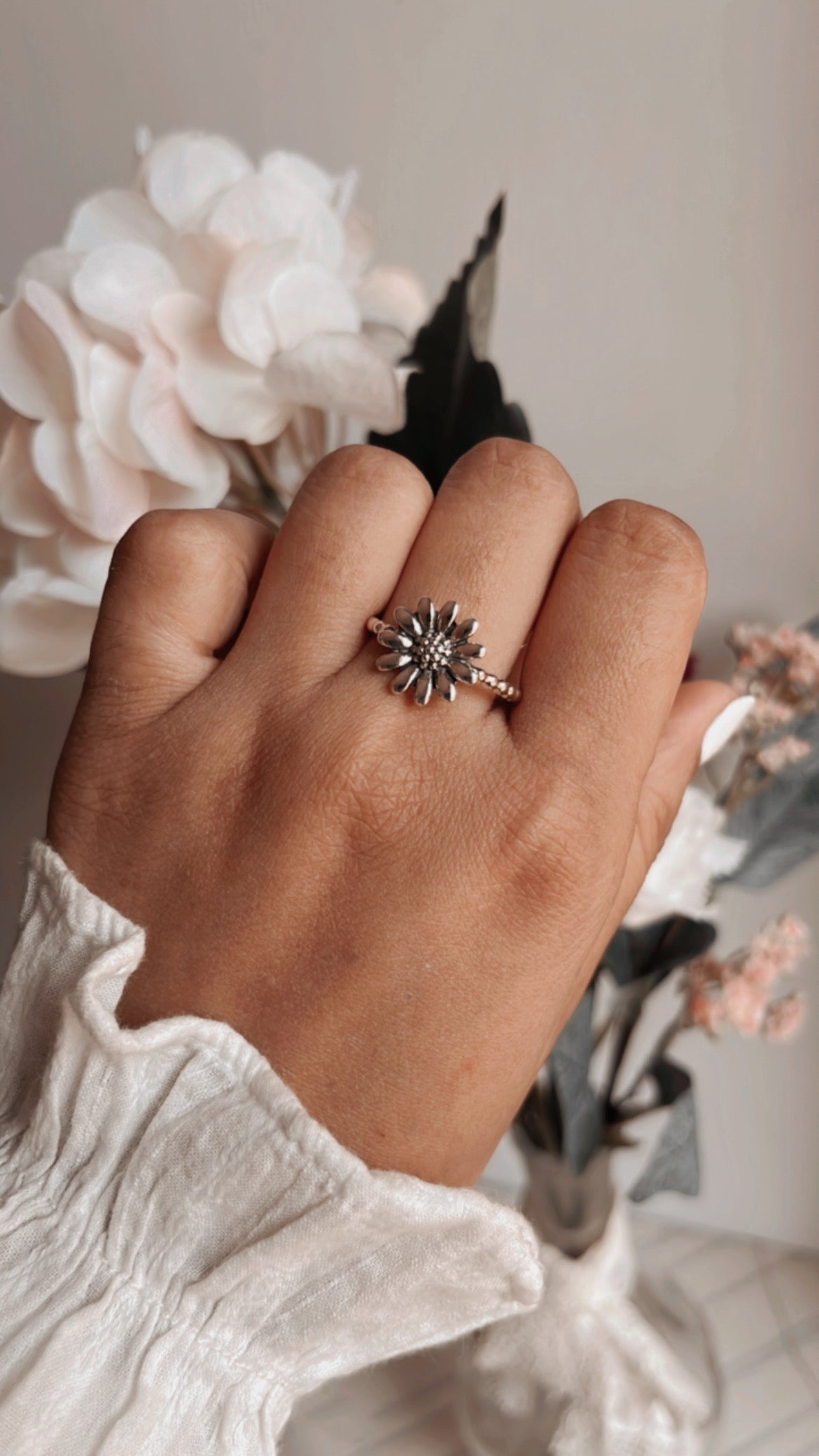 Elegant daisy silver ring with intricate floral design