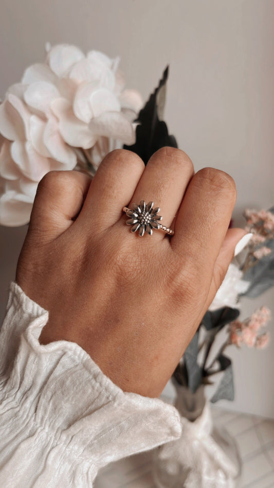 Elegant daisy 925 sterling silver ring with intricate floral design