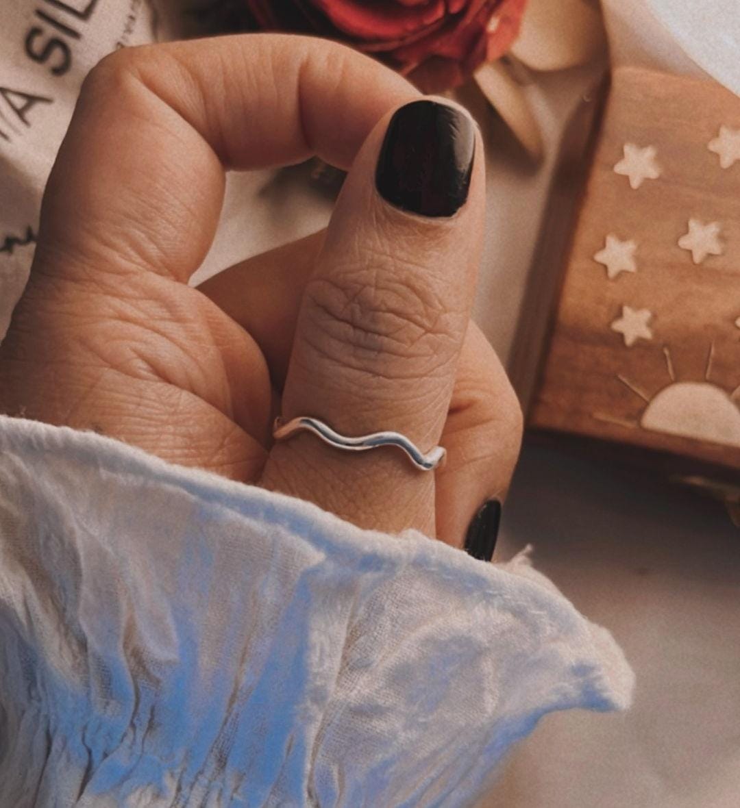 Chic wavy silver band for everyday wear