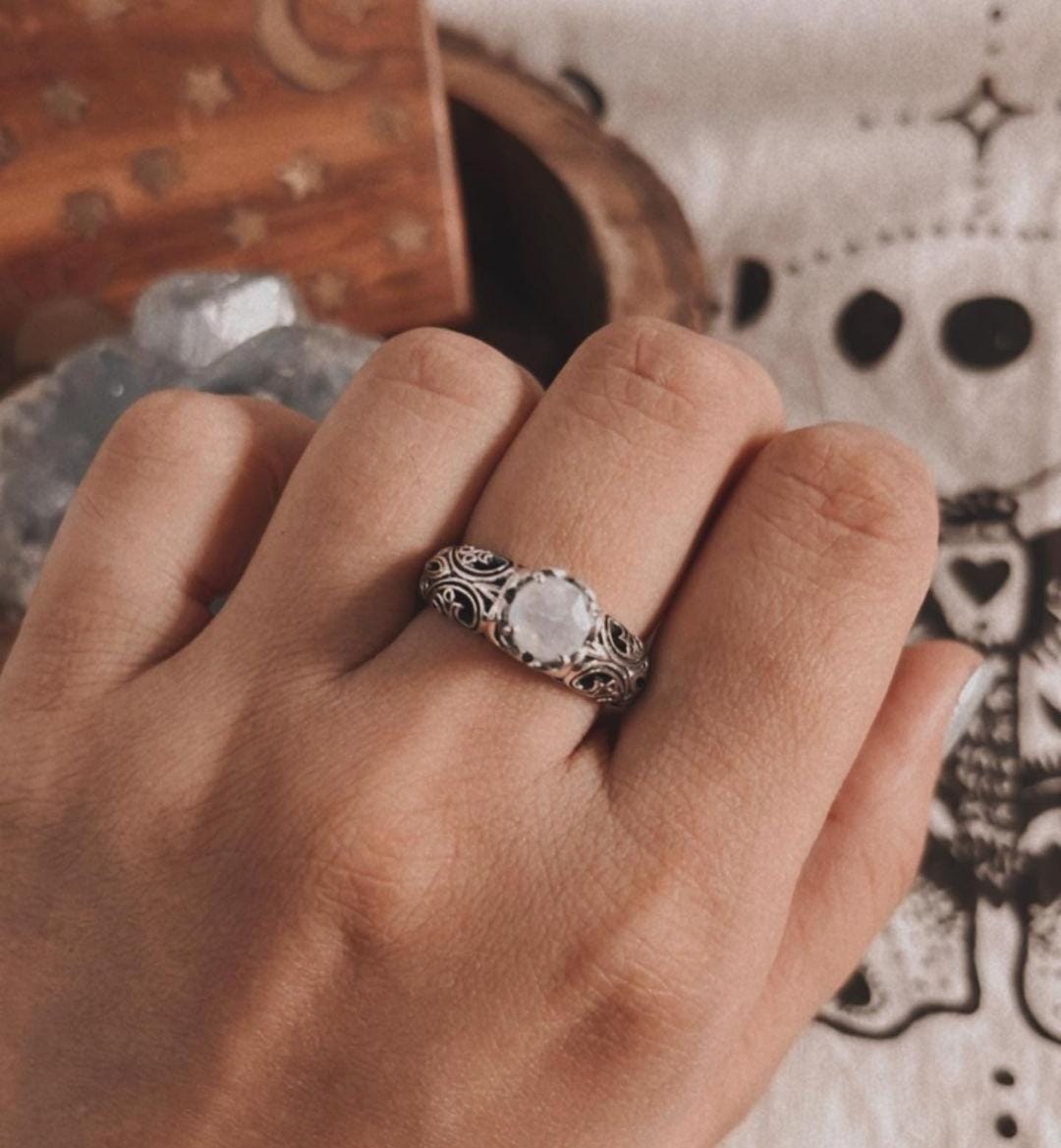 Handcrafted moonstone silver ring with vintage motif