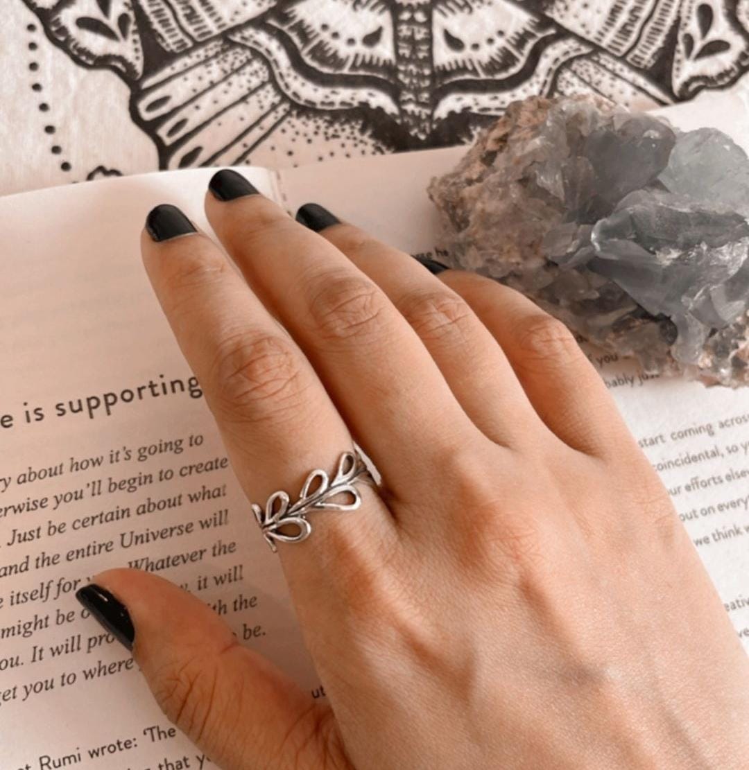 Charming silver ring with vines and leaf pattern
