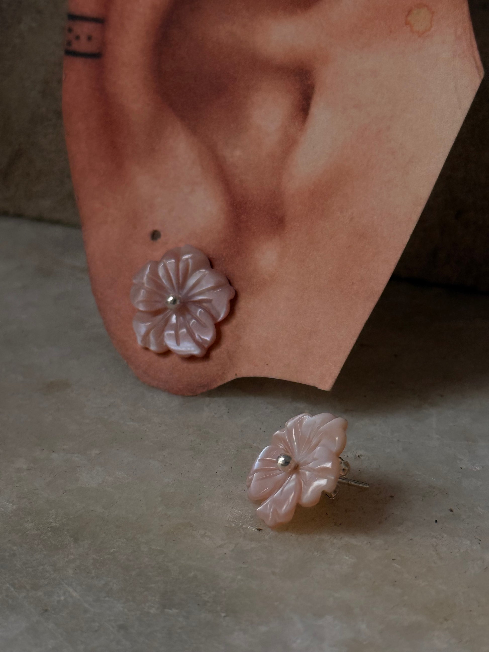 925 Sterling Silver Pink Mother Of Pearl Flowers Carved Studs