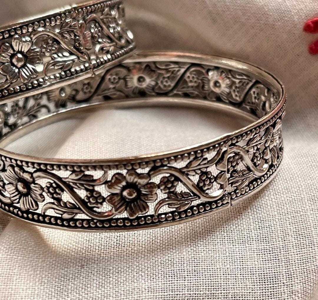 Phoolwari Jaali Pattern Antique Silver Bangles