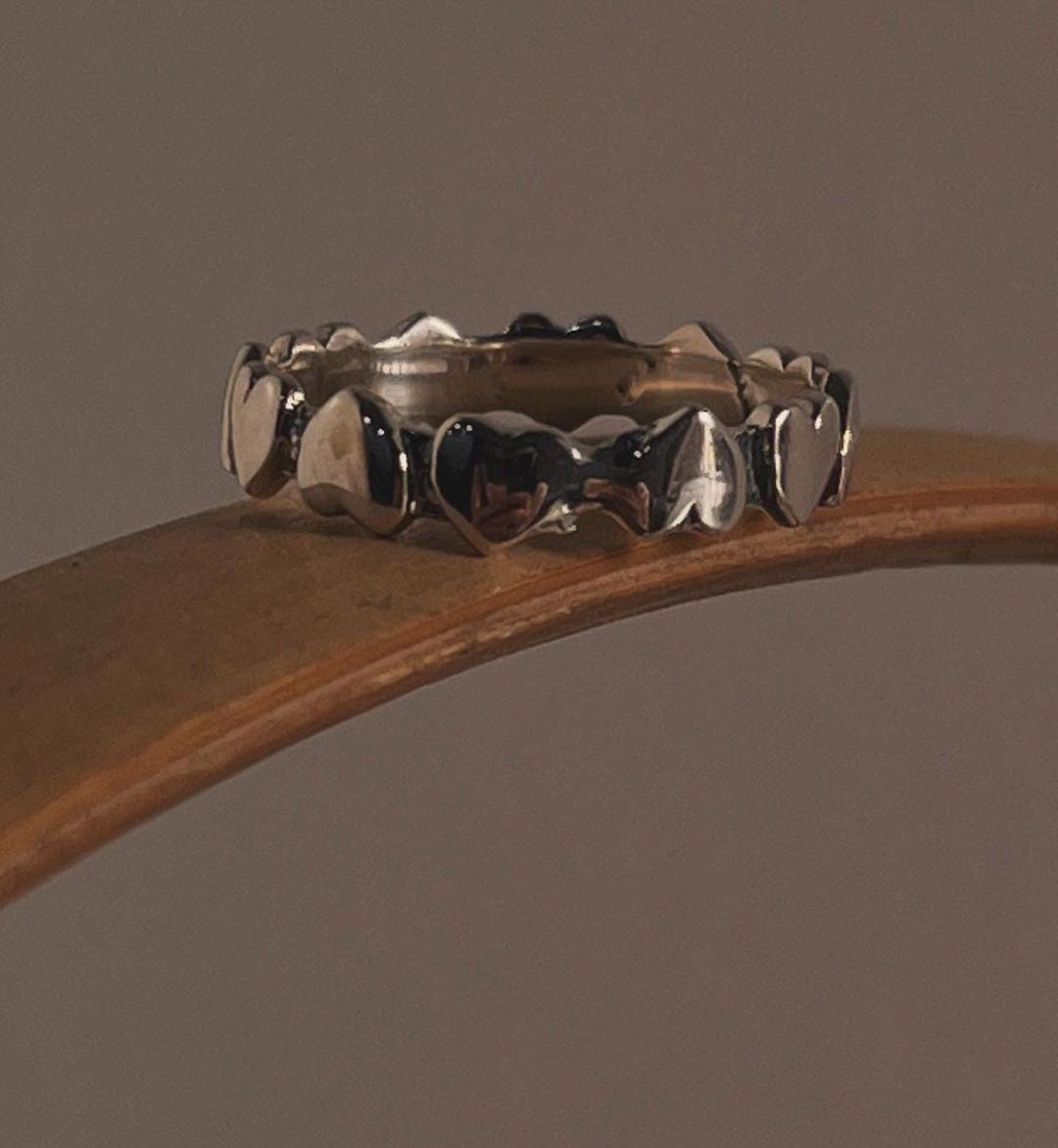 Heart band silver ring for a romantic and meaningful style