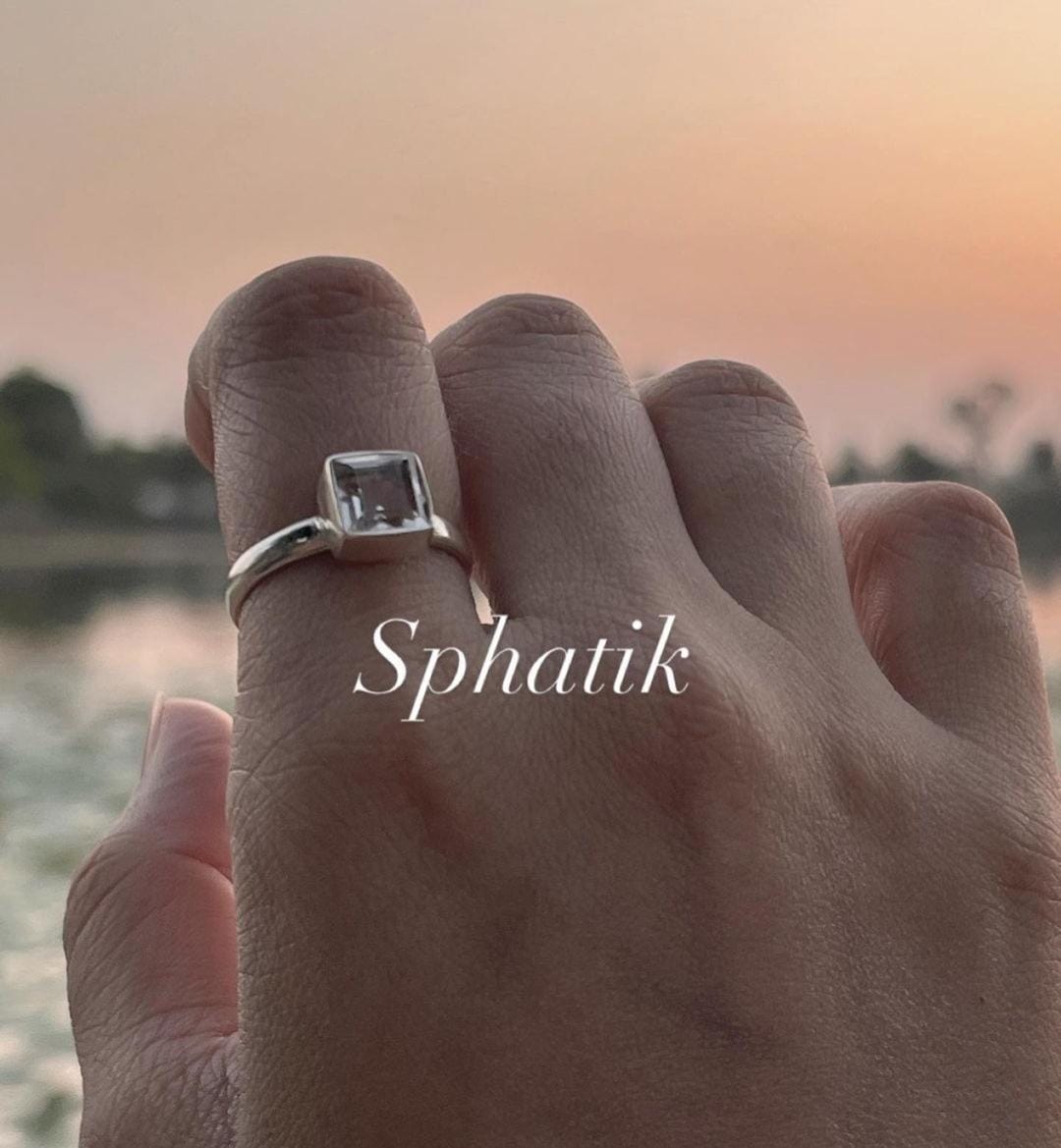 Elegant silver ring featuring a square cut clear quartz gemstone
