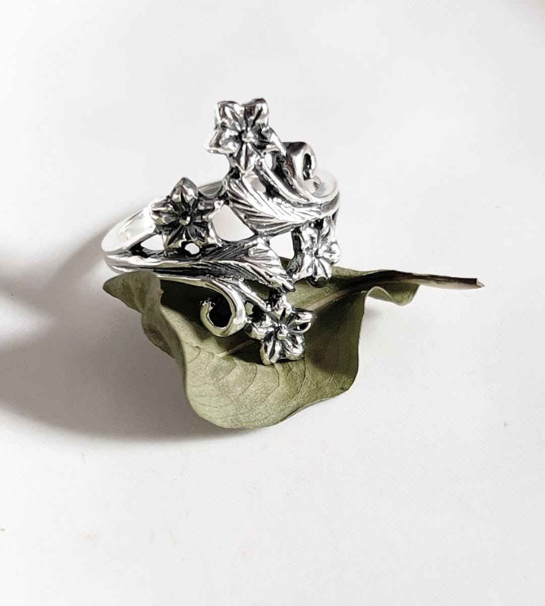 Intricate forest-themed vintage 925 silver ring with detailed design