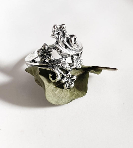 Intricate forest-themed vintage 925 silver ring with detailed design