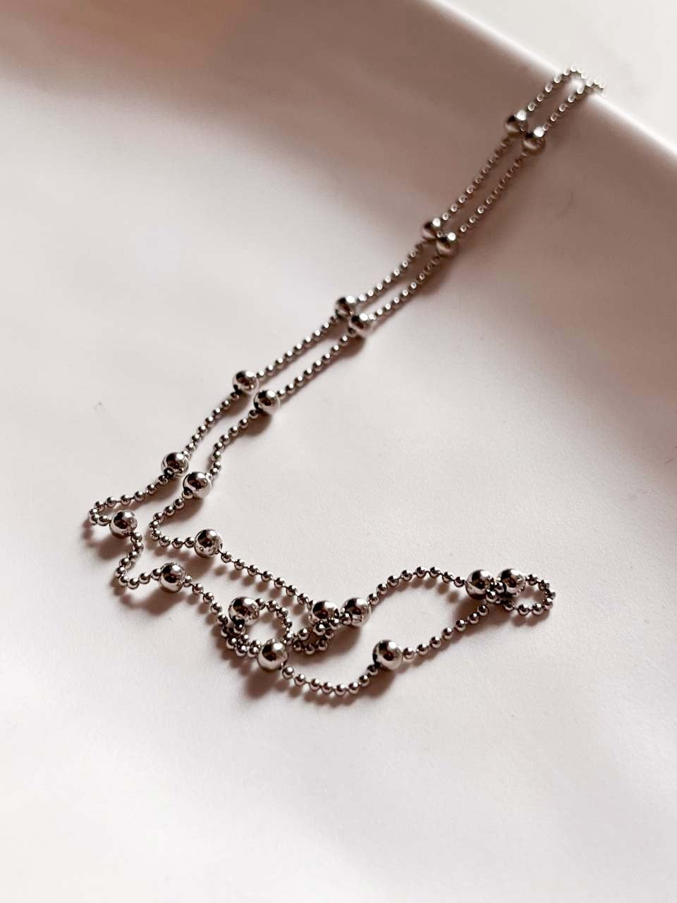 Delicate satellite silver chain with dotted details