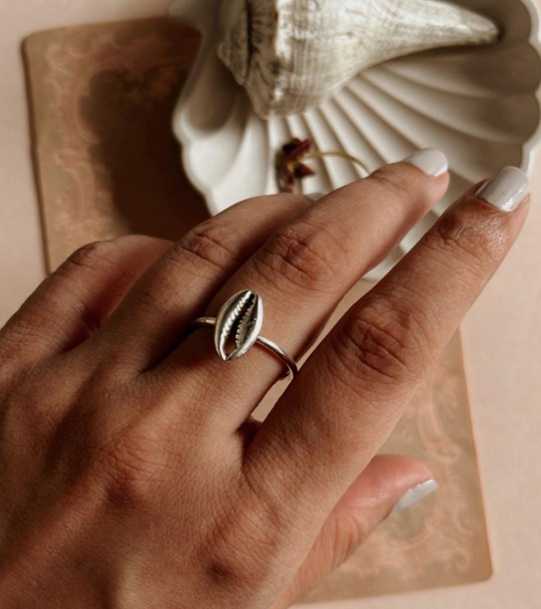 Nature-inspired silver ring featuring a delicate cowrie seashell