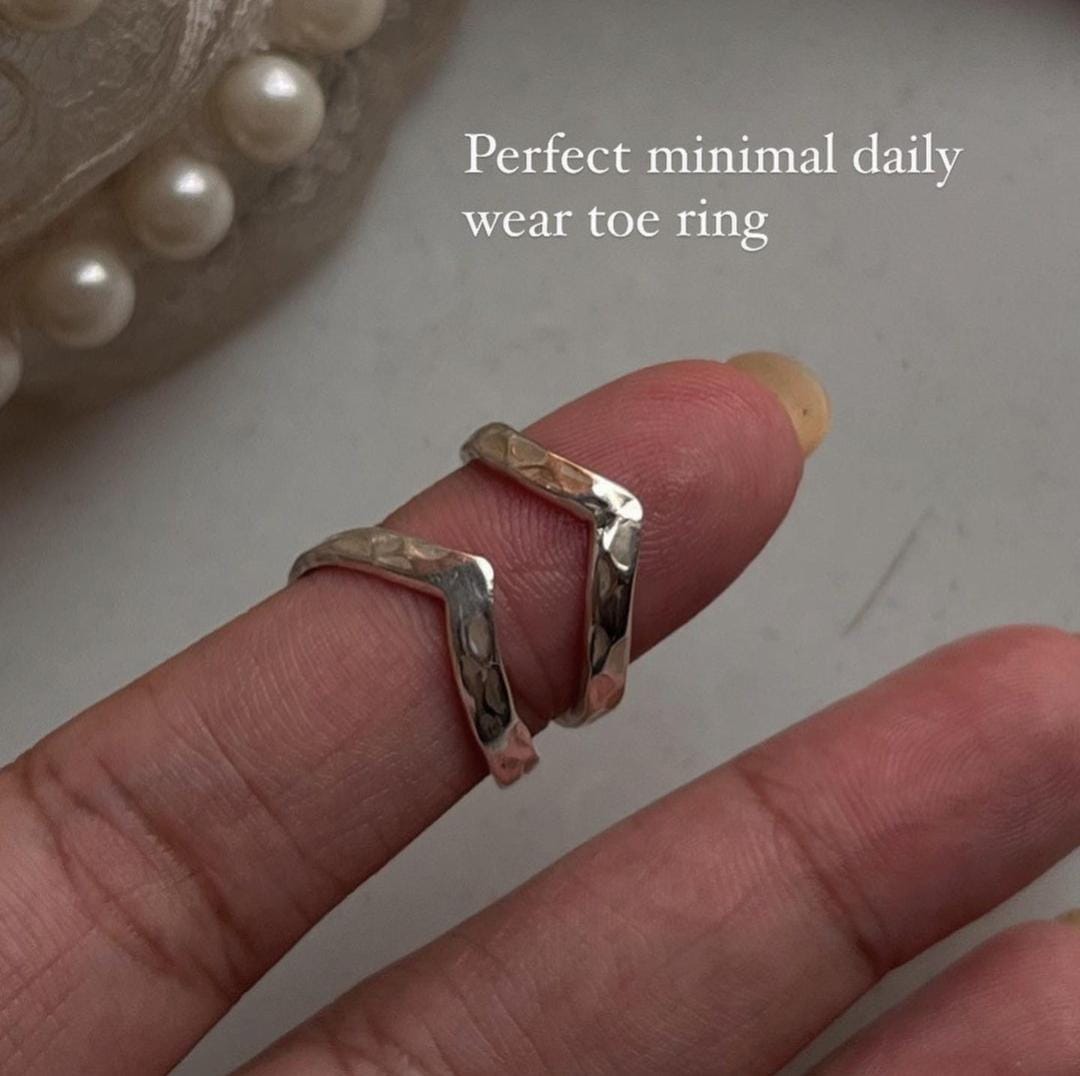 Sterling silver toe ring with hammered V design