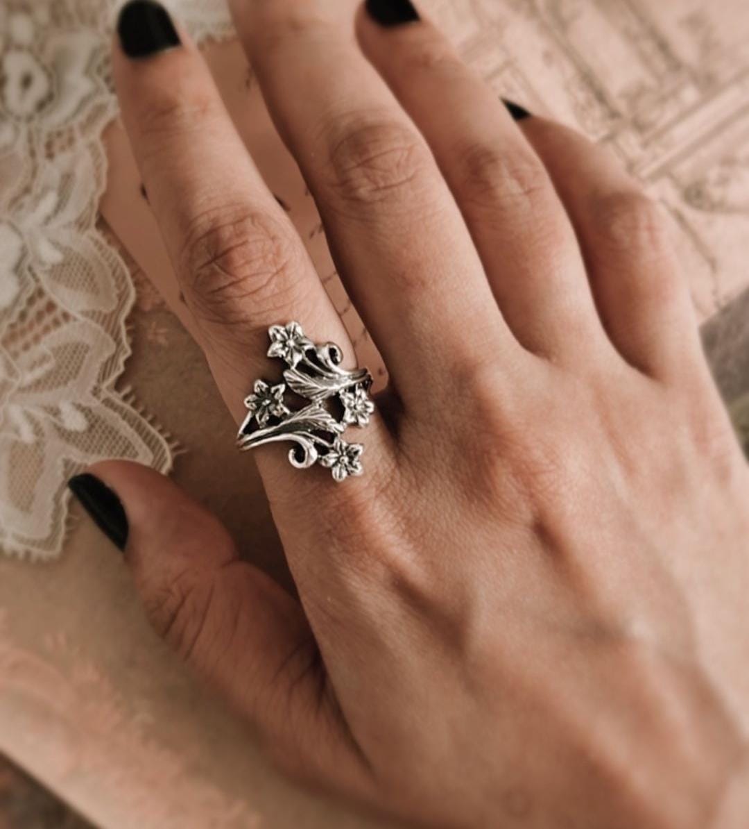 Timeless vintage 925 silver ring featuring detailed forest motifs
