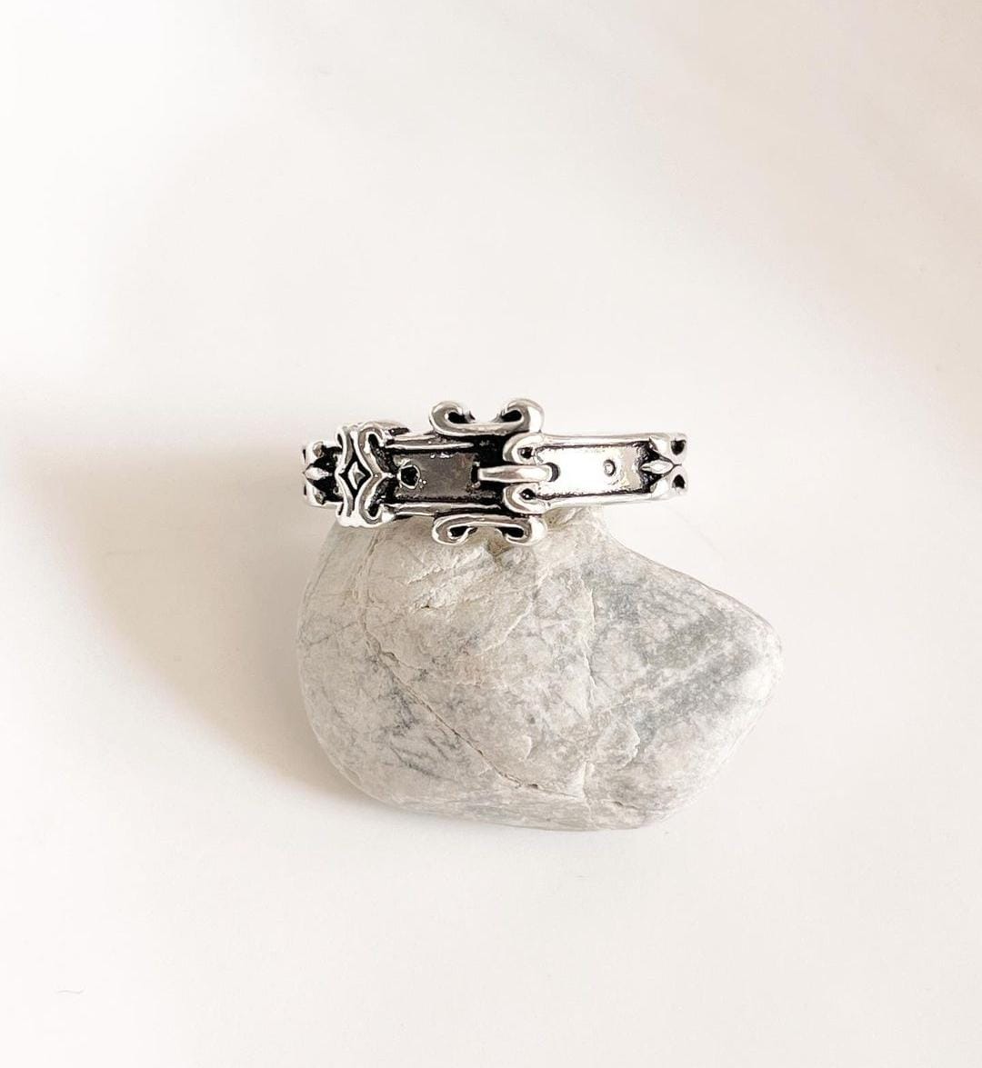 Charming vintage belt-inspired ring in silver