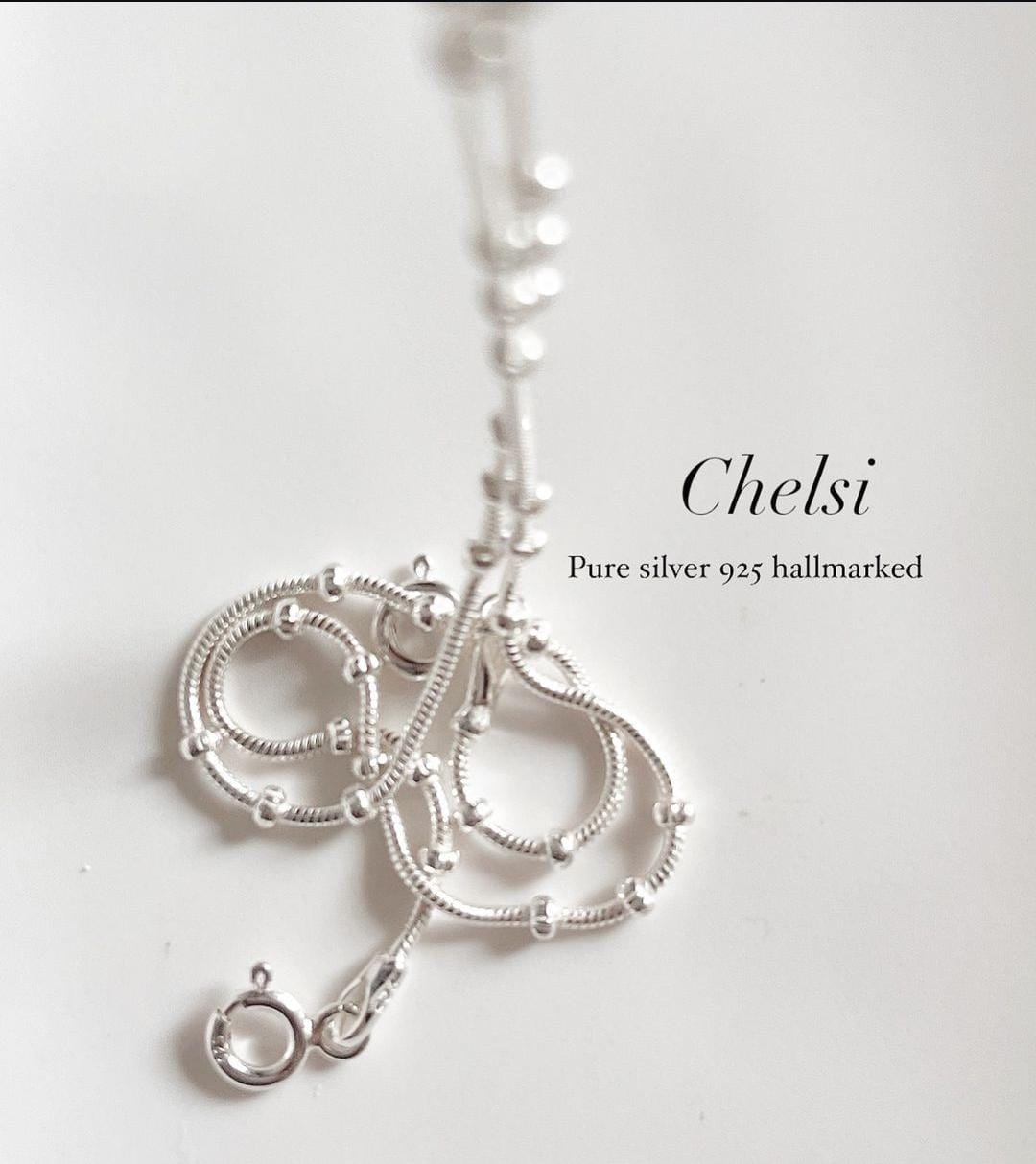 Close-up of Chelsi snake dot pattern anklet in pure silver 925