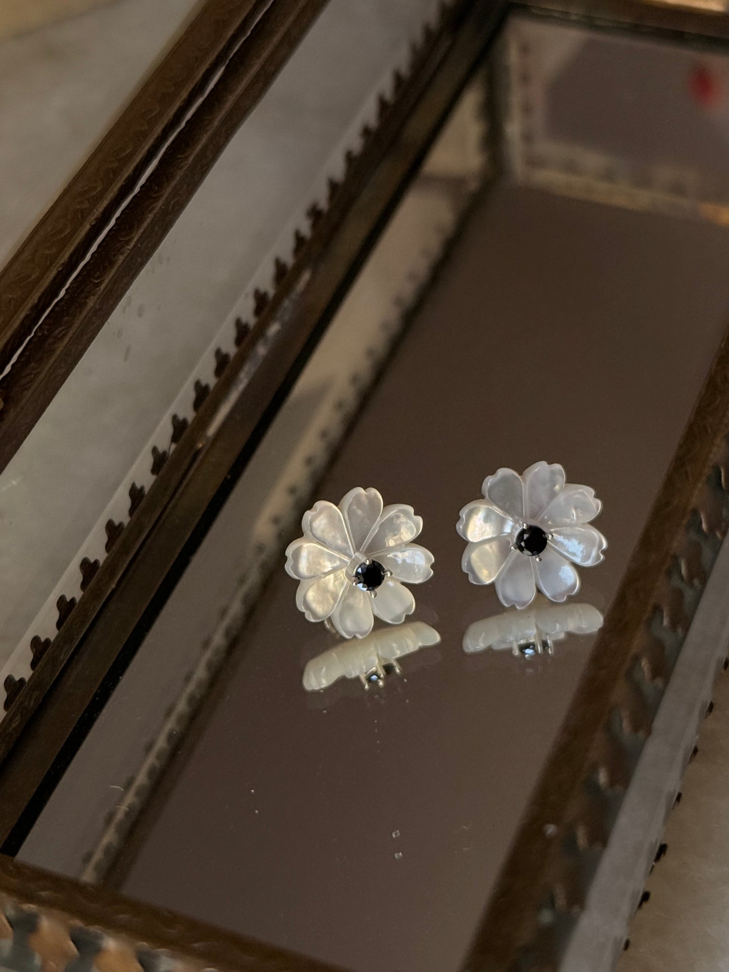 925 Sterling Silver Mother of Pearl Flower Carved - Black Spinel Round Studs- 2 in 1
