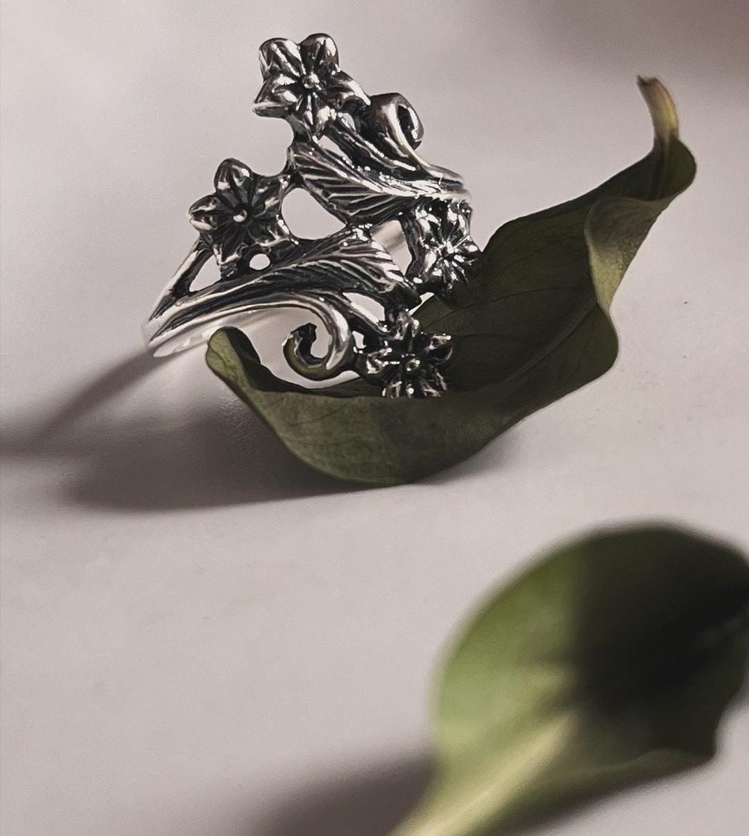 Vintage 925 silver ring with beautifully detailed forest-inspired design