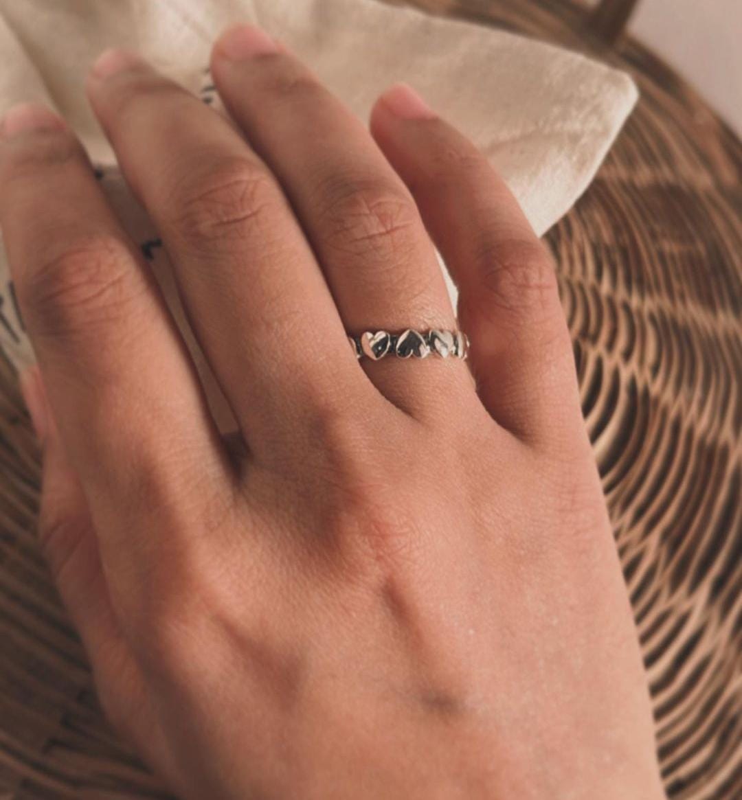 Charming heart band ring in polished sterling silver