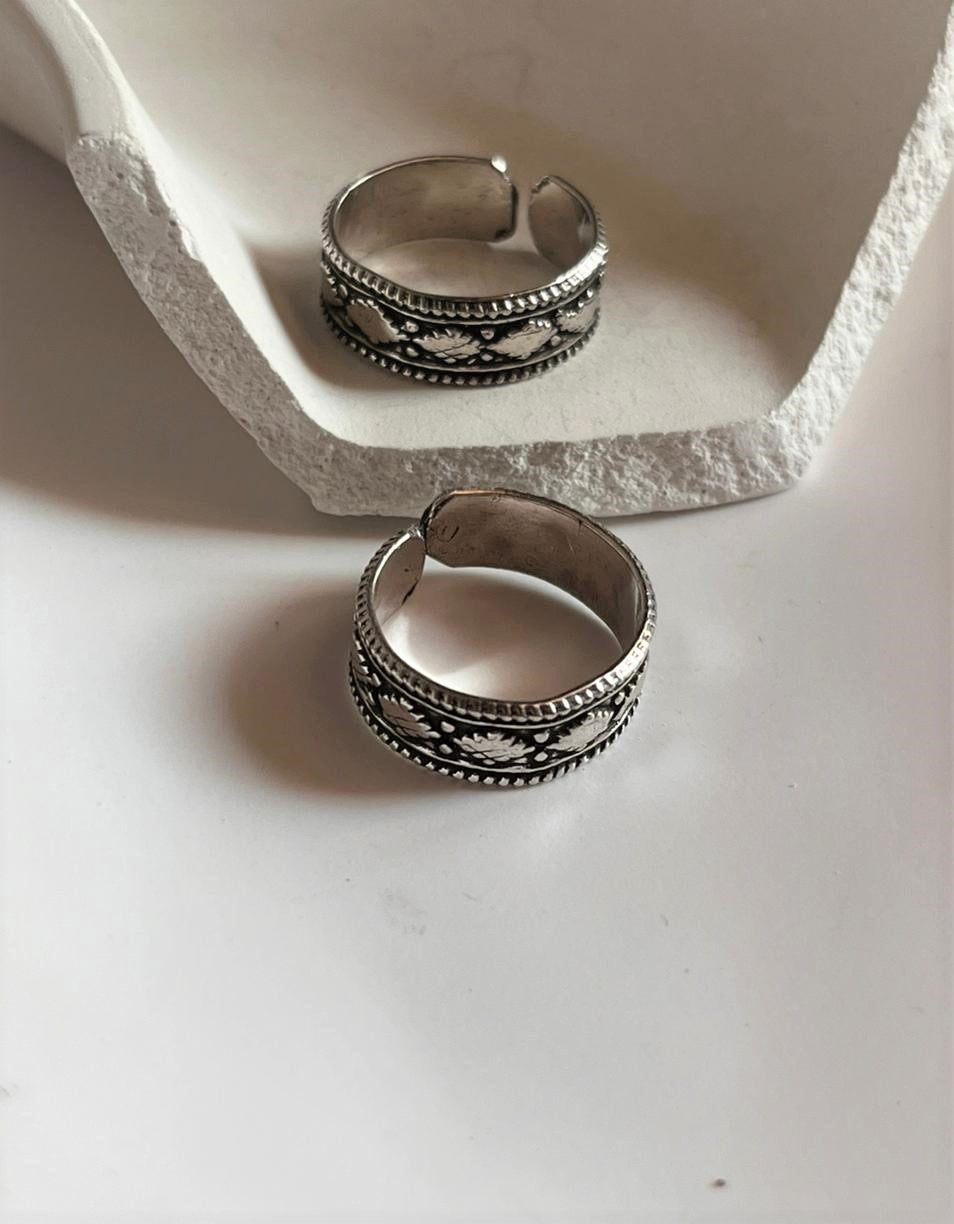 Antique silver toe ring featuring traditional tribal Rawa design.