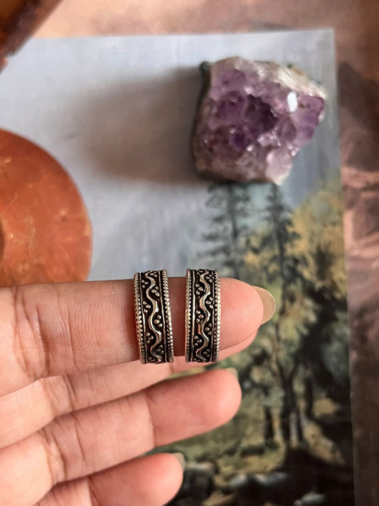 Handcrafted antique tribal wavy Rawa pure silver toe ring.