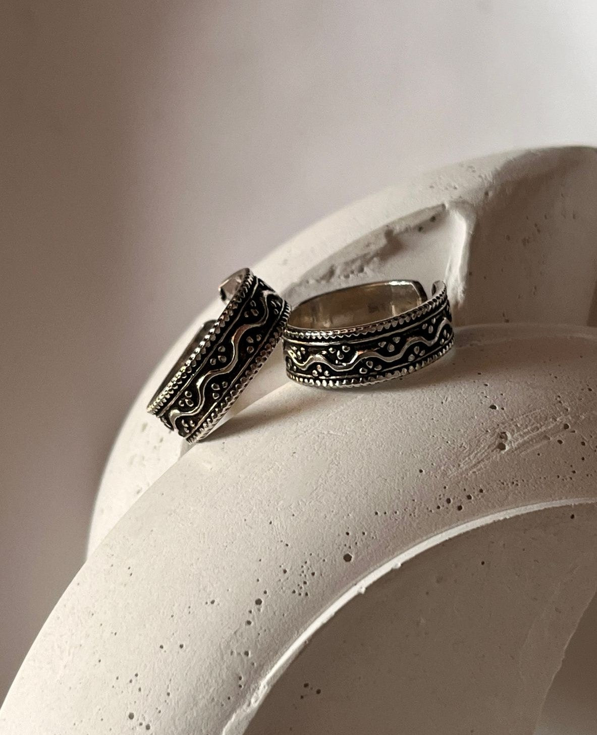 Traditional tribal wavy Rawa design toe ring in pure silver.