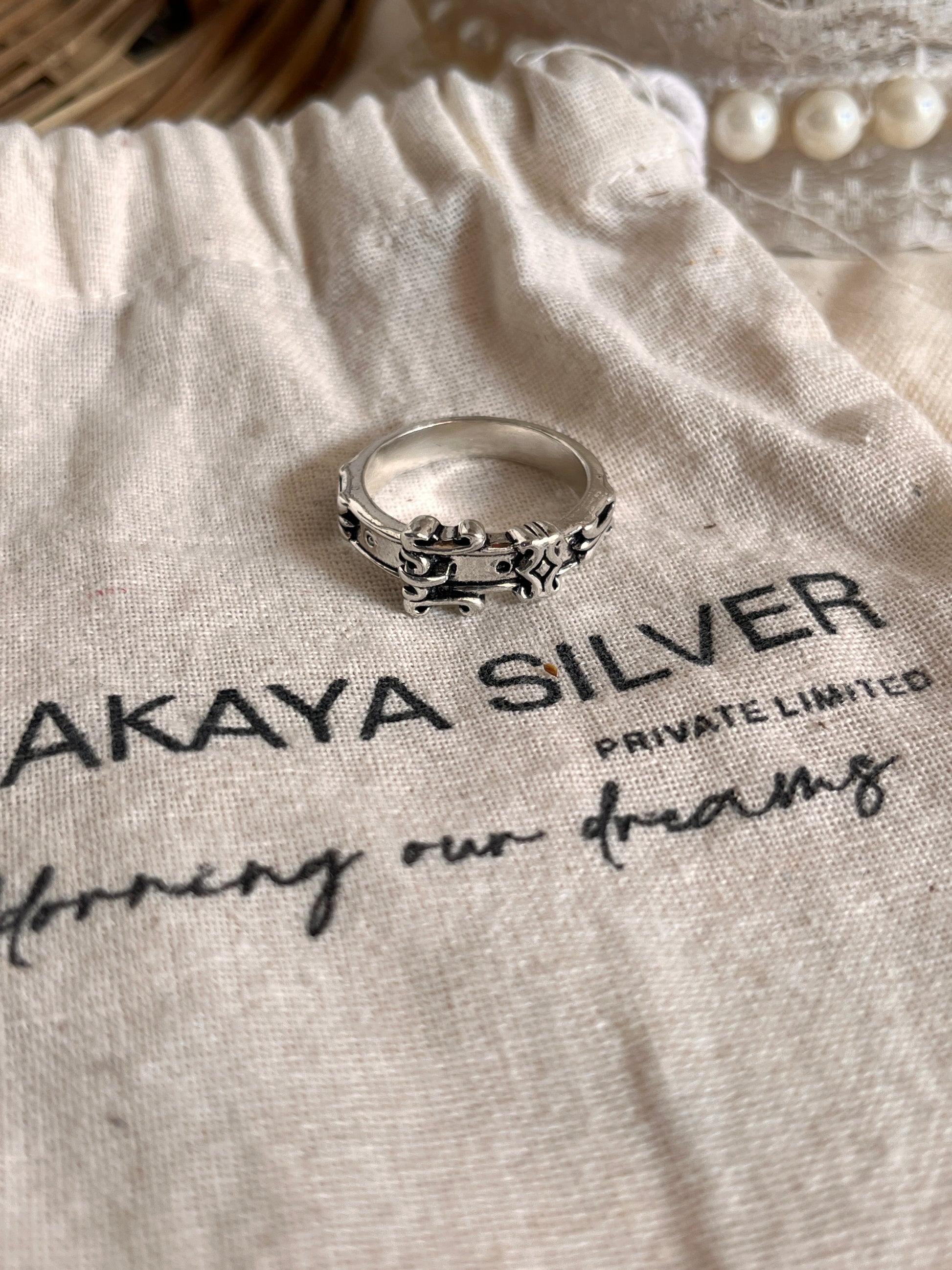 925 sterling silver ring with vintage belt pattern