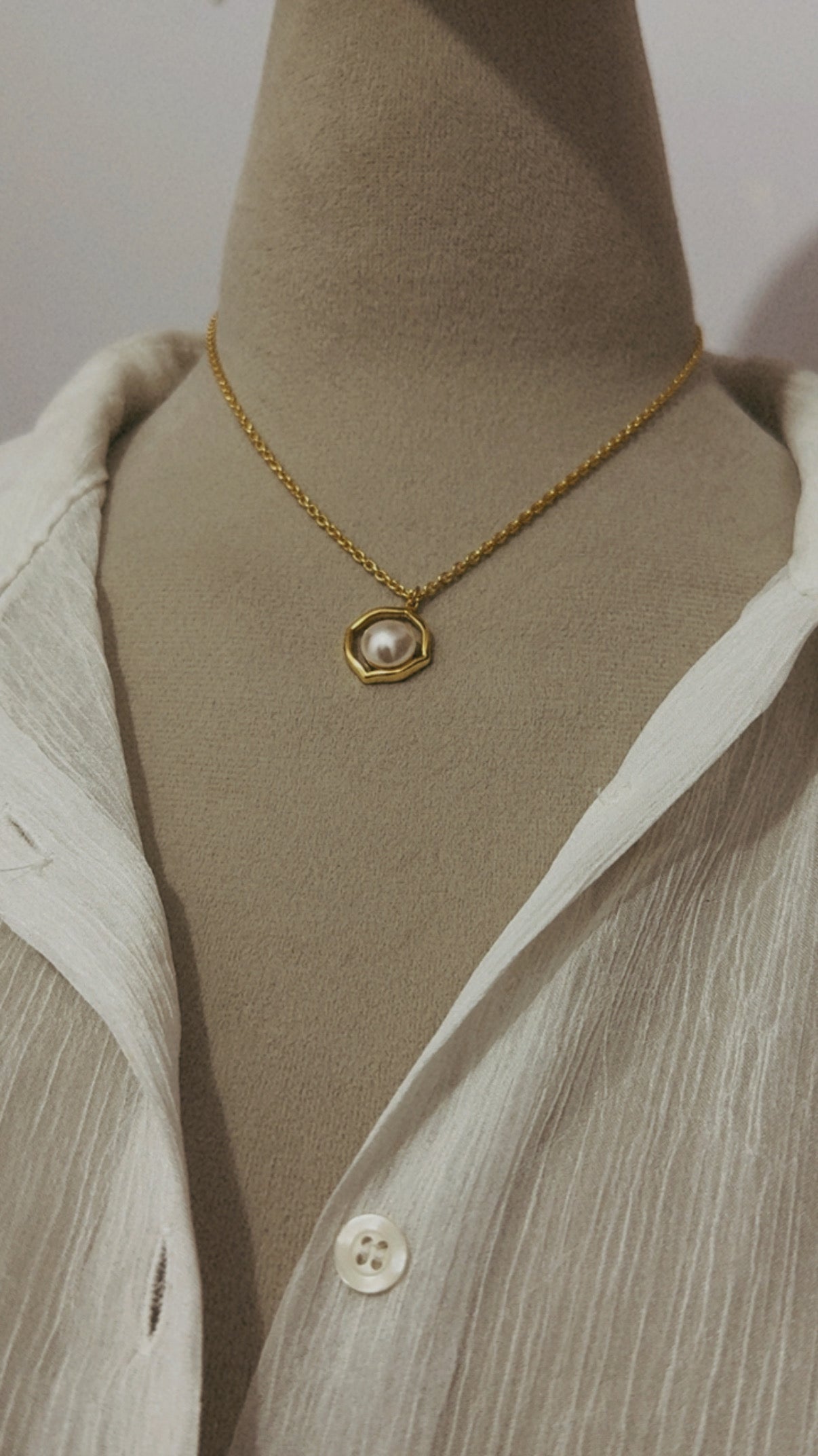 Classic pearl necklace in gold plated 925 sterling silver