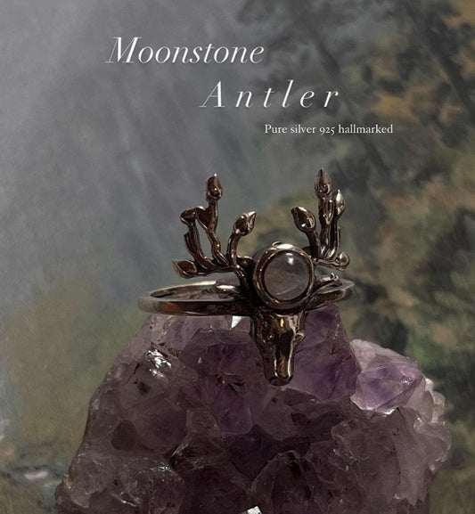 Antler design silver ring with a beautiful moonstone centerpiece.