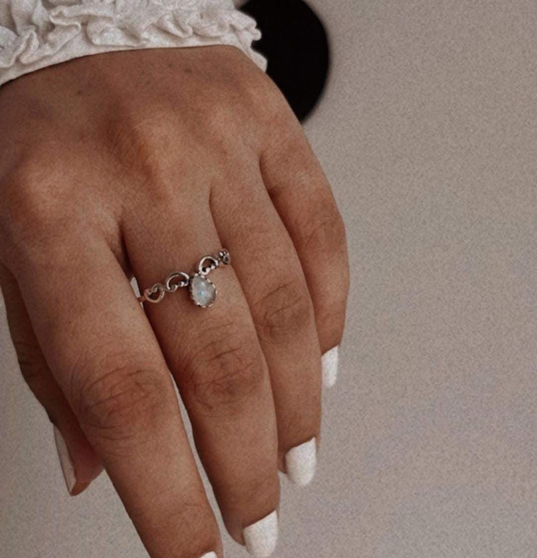 Timeless Moonstone Crown Pear Silver 925 Ring