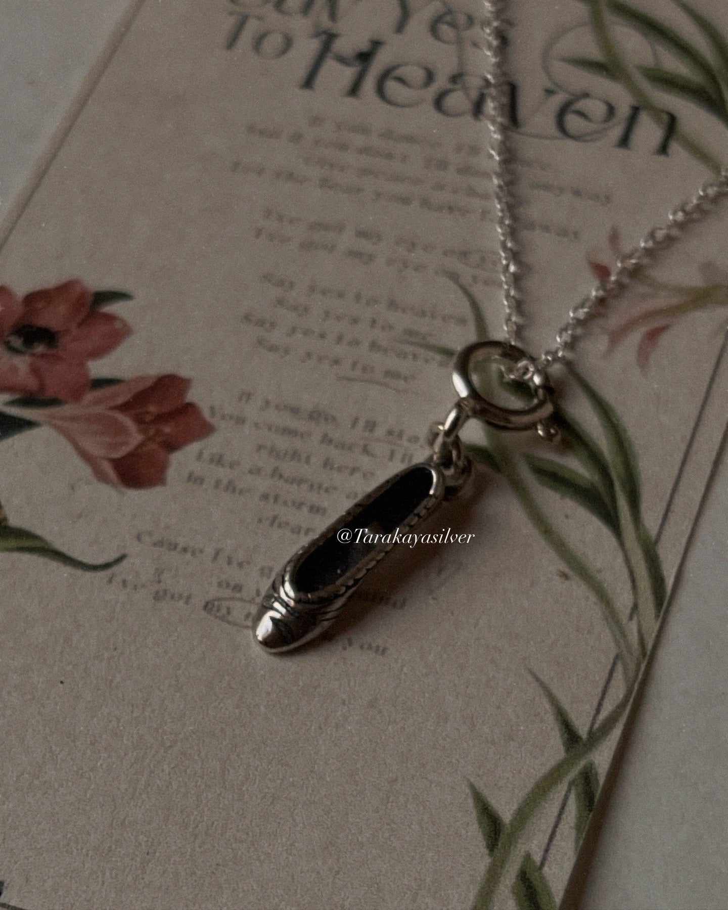 Silver pendant with princess shoes design for necklaces