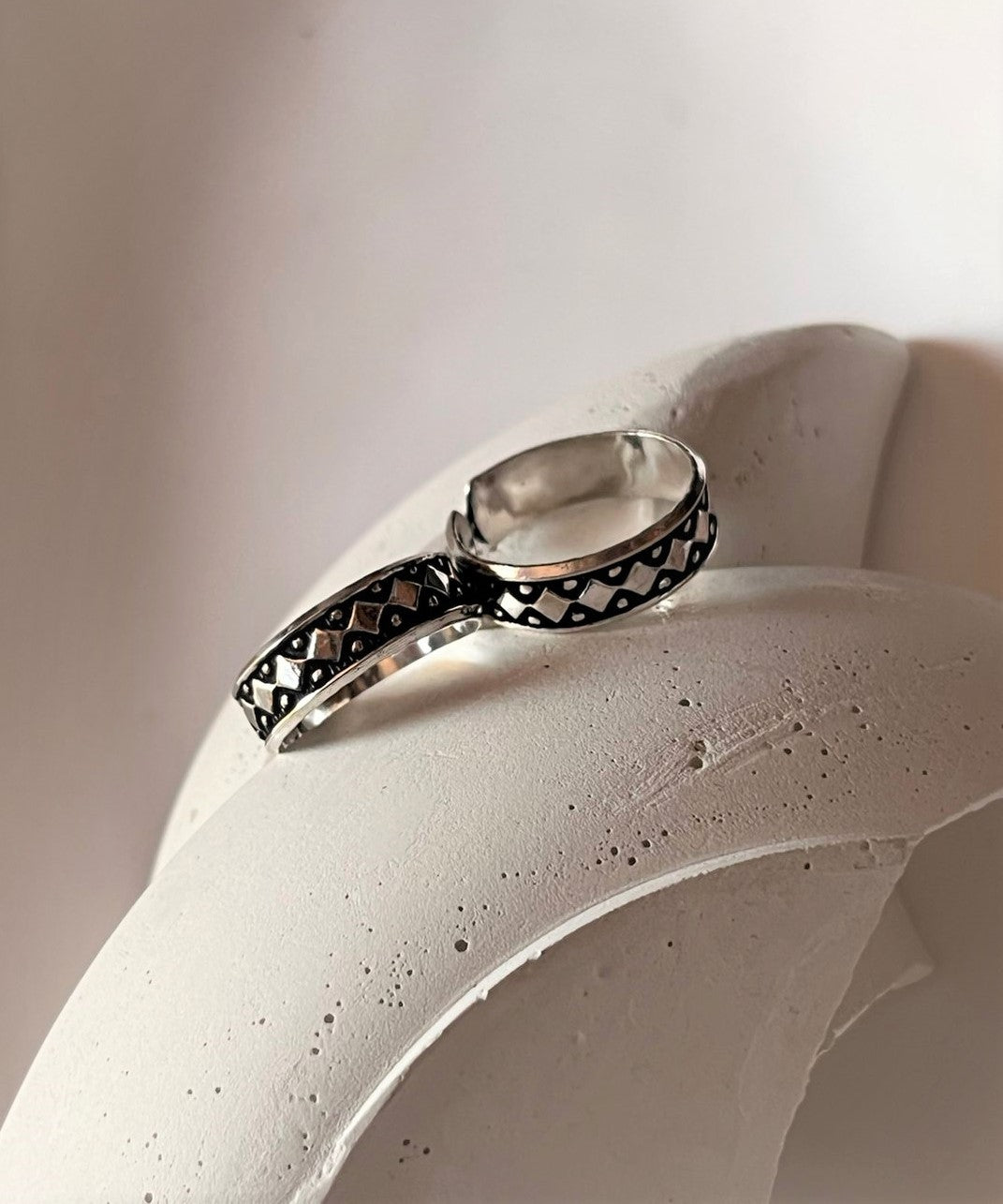Charming tribal dot toe ring in pure silver