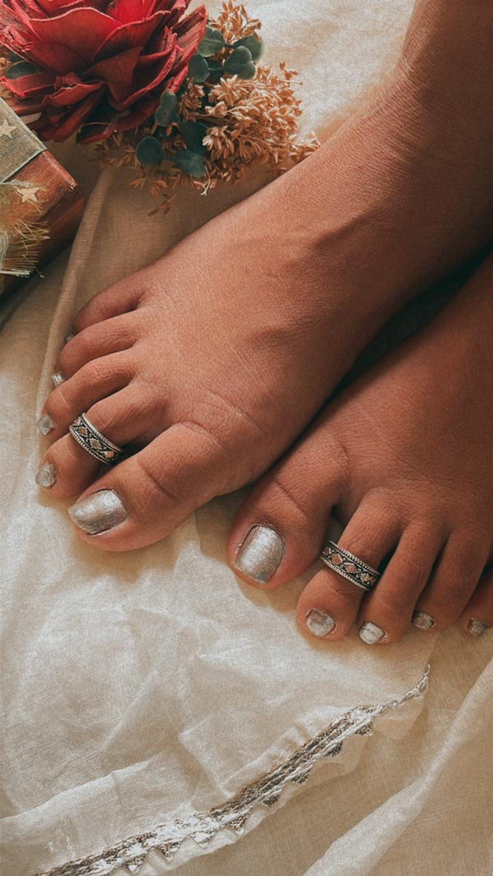 Sleek and elegant tribal Rawa silver toe ring with antique finish.