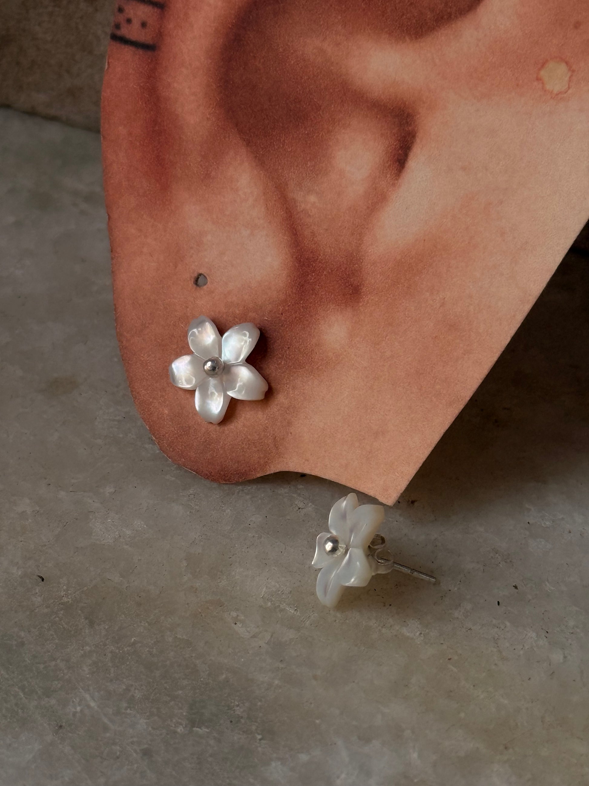 925 Sterling Silver Mother of Pearl Flower Carved Studs