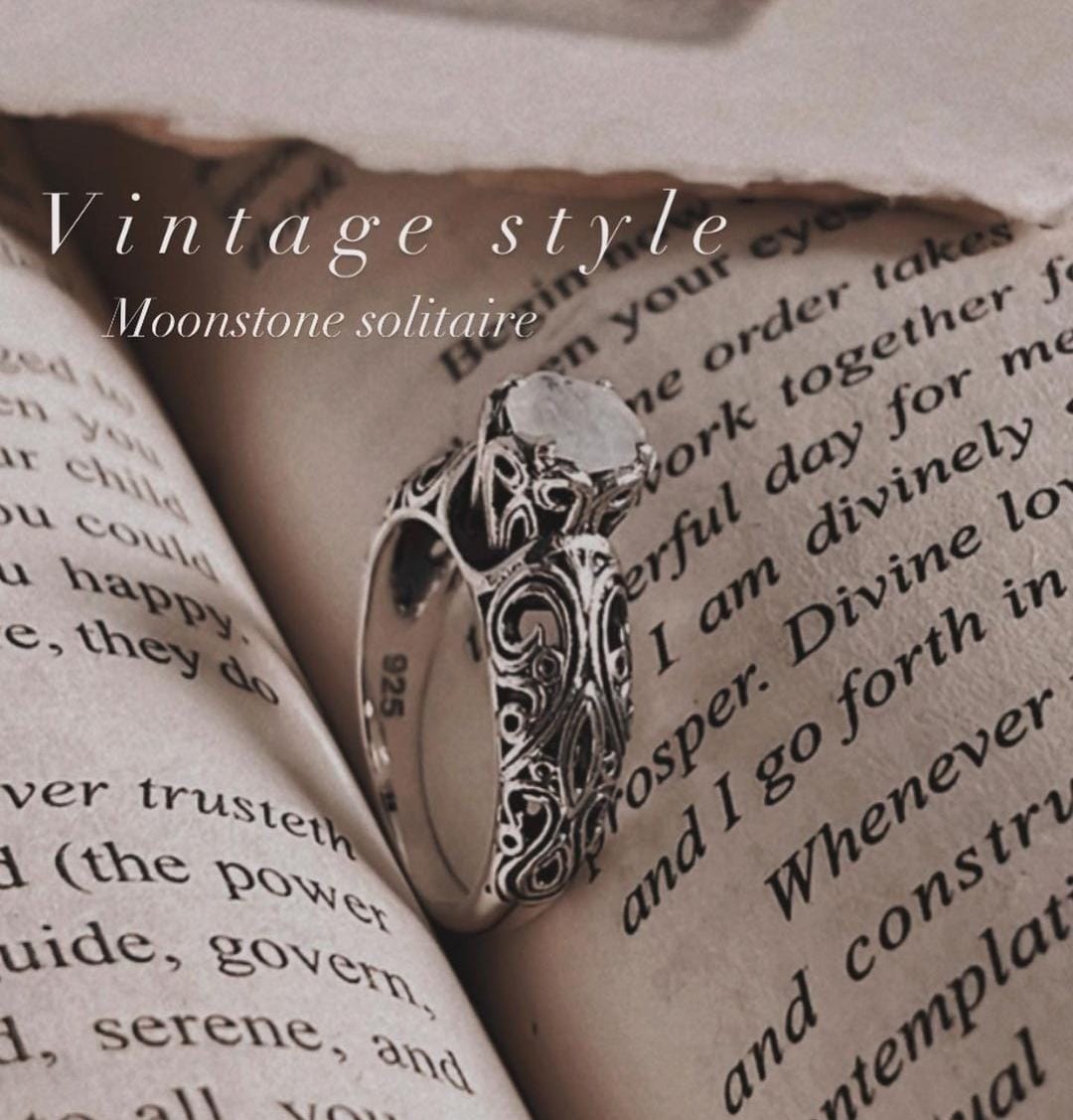 Solitaire vintage motif moonstone silver ring