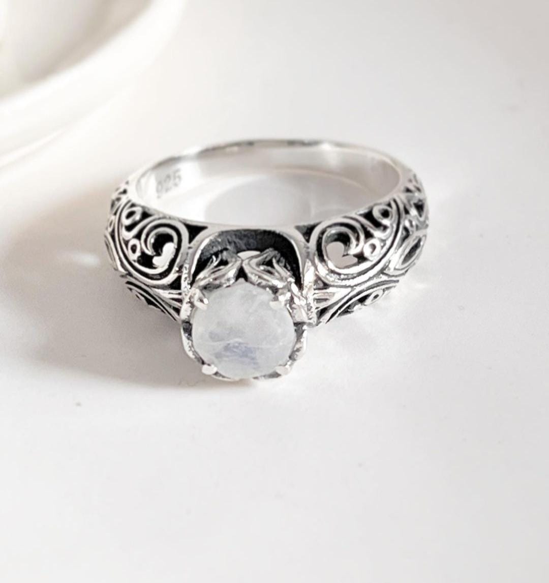 Vintage-inspired solitaire moonstone ring in silver