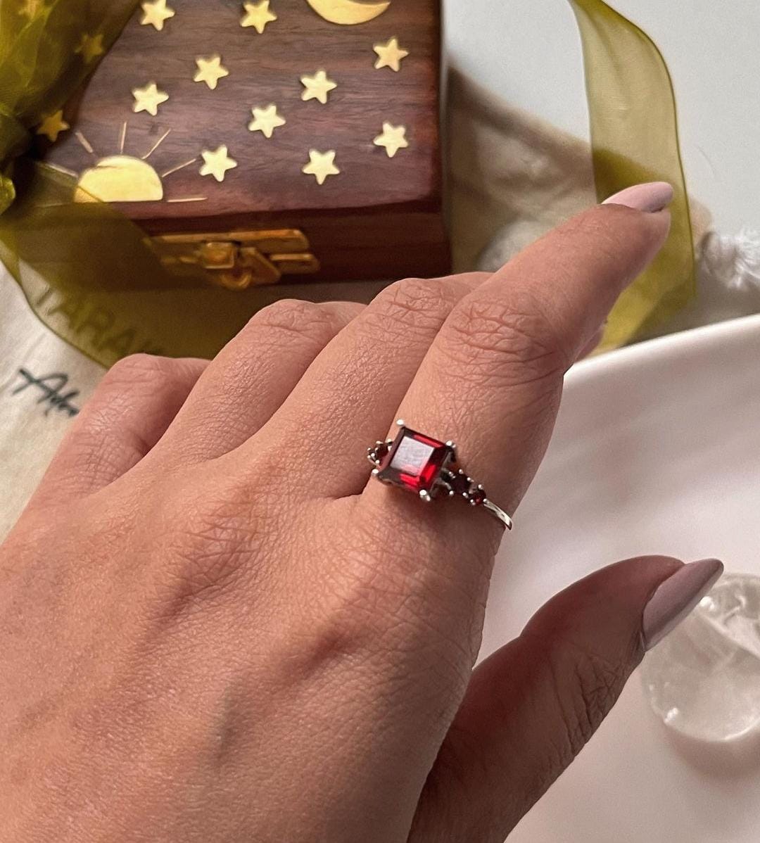 Vintage-inspired silver ring with a square garnet centerpiece