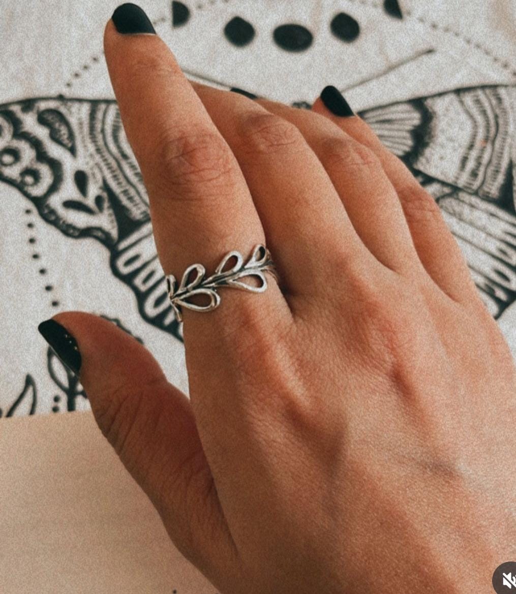 Elegant silver ring with vines and leaf design