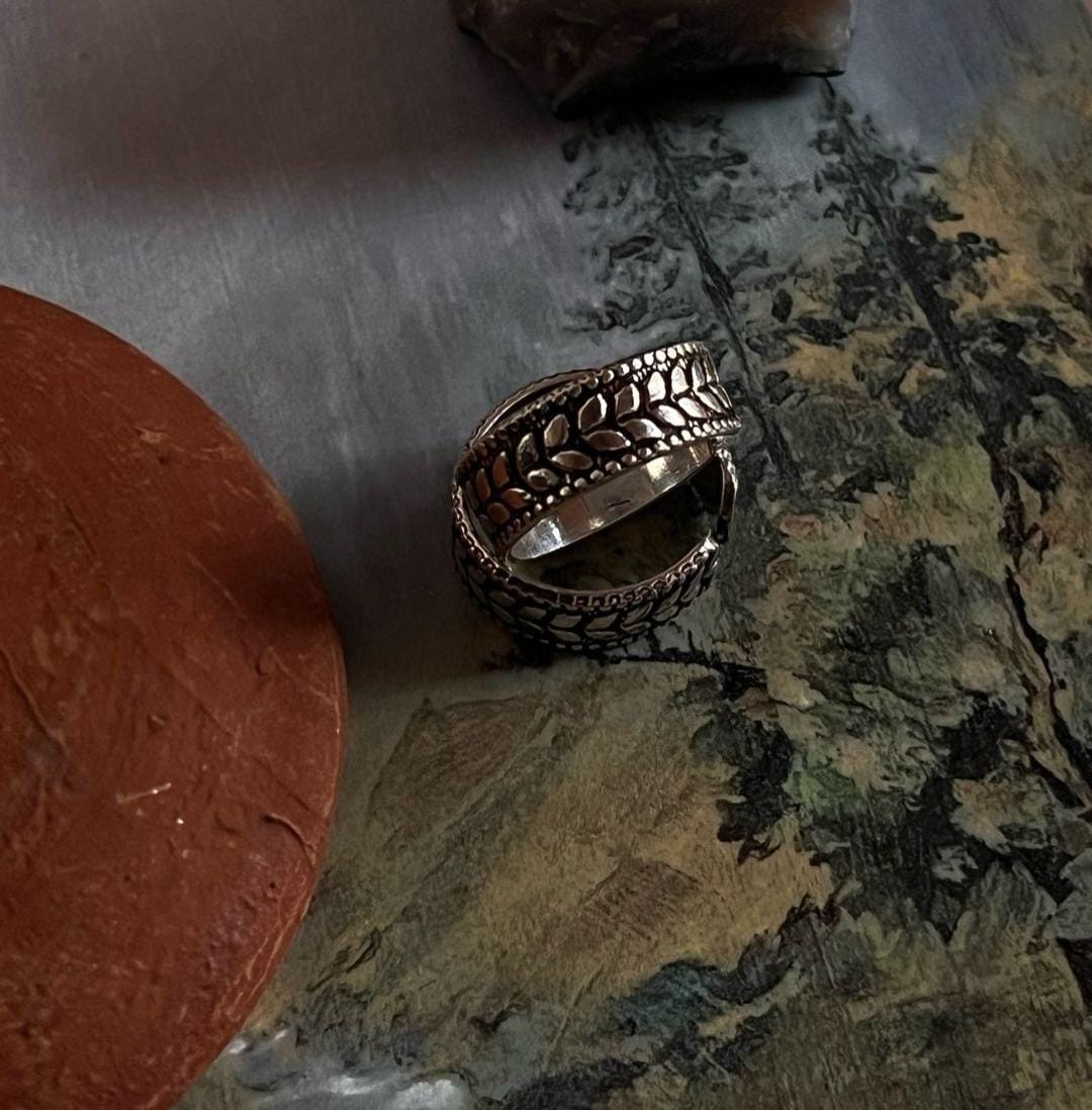 Leafy Antique Pure Silver Toe Ring with Vintage Design