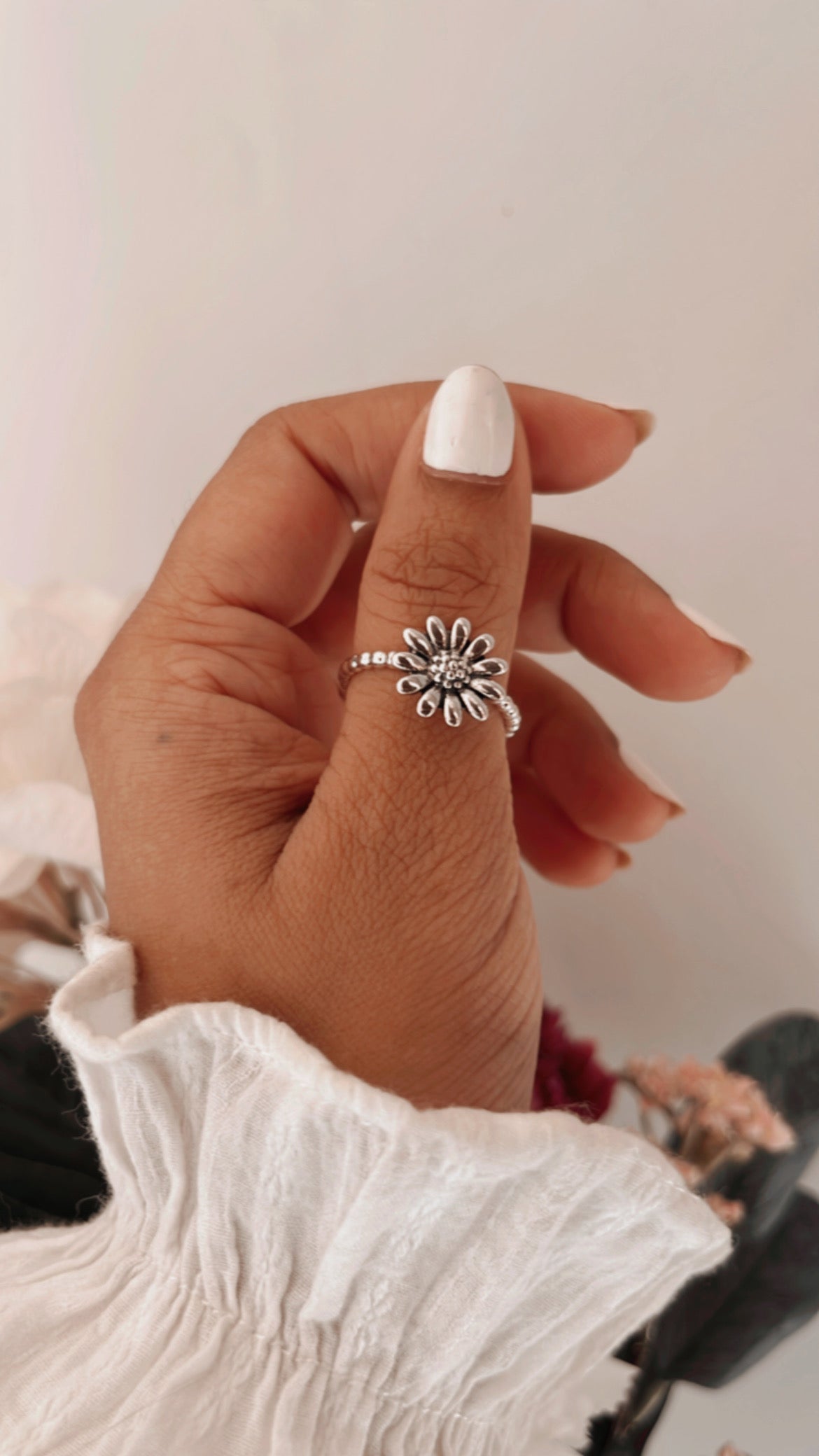 Timeless daisy silver ring with nature-inspired details