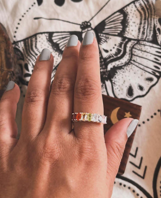 Charming seven chakra eternity band ring in polished 925 sterling silver