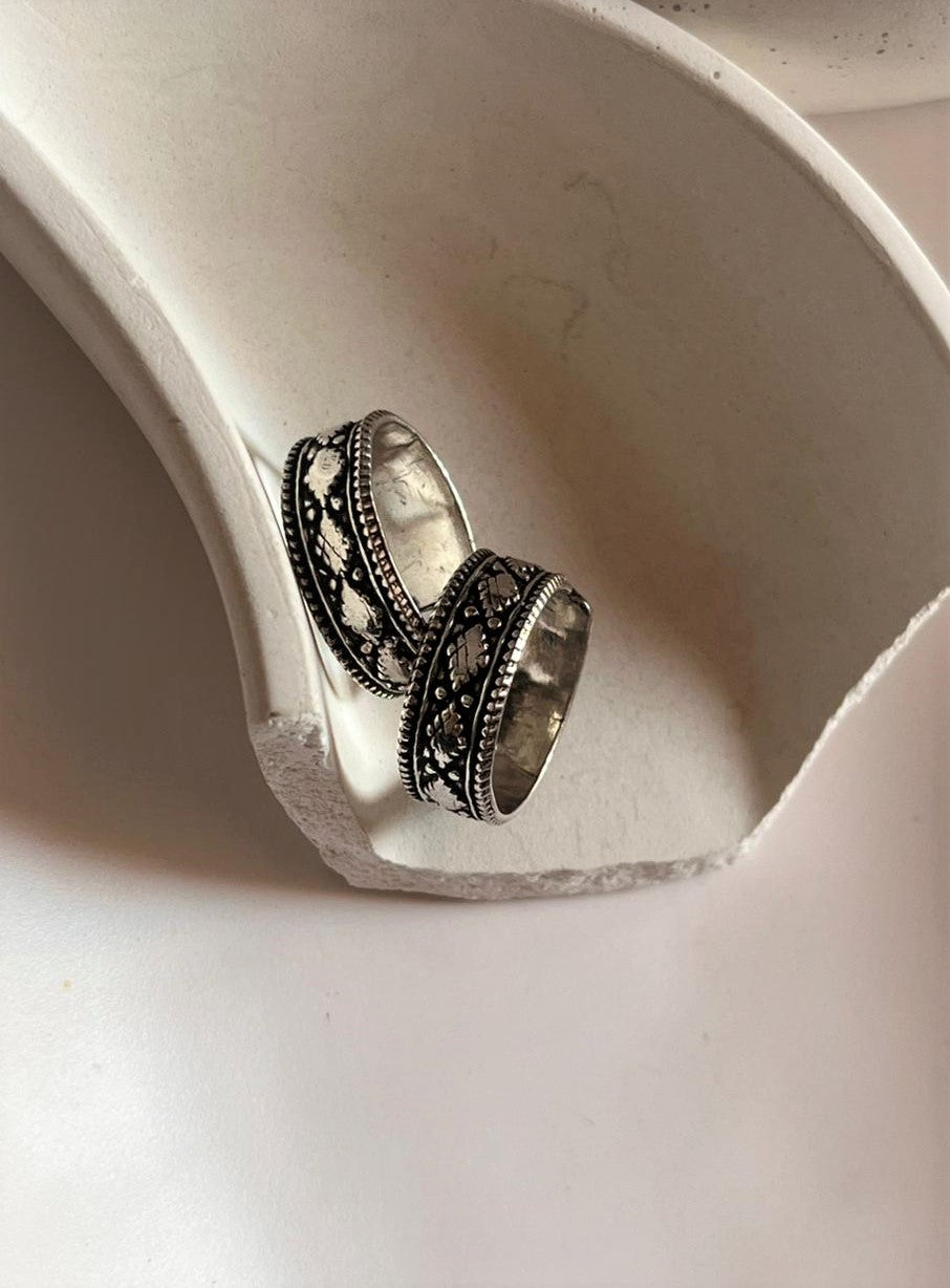 Elegant antique tribal Rawa toe ring crafted in sterling silver.